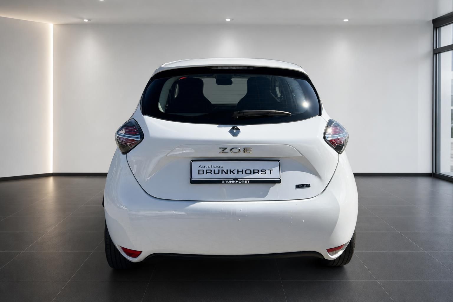 Renault ZOE Elektroauto weiß Heckansicht mit LED-Rücklichtern im Autohaus Brunkhorst Showroom