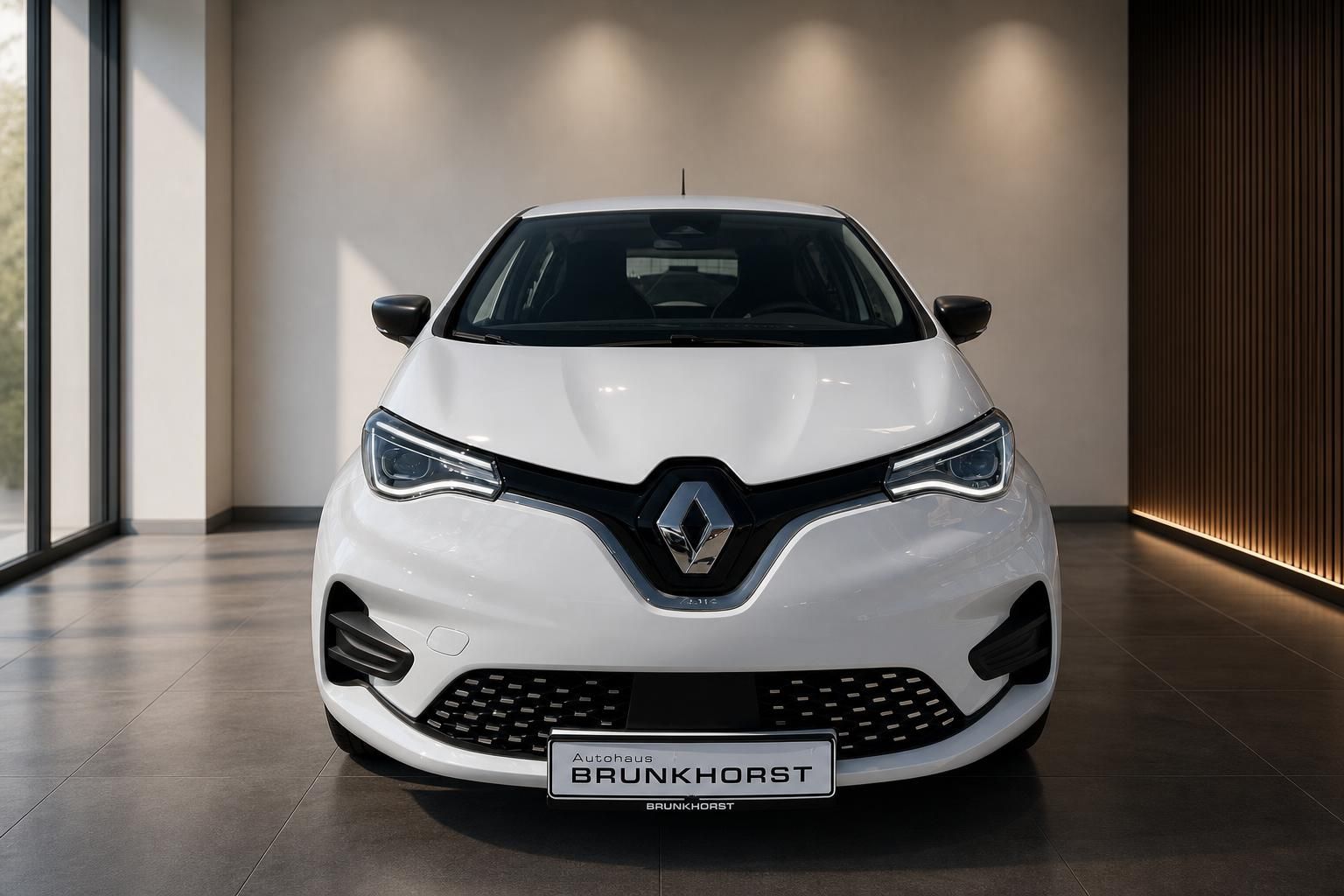 Renault ZOE Elektroauto weiß Frontansicht mit LED-Scheinwerfern im Autohaus Brunkhorst Showroom