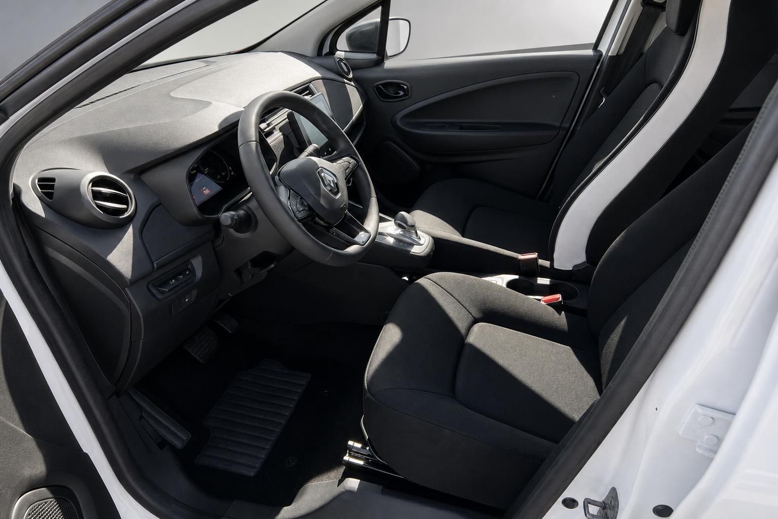 Renault ZOE Innenraum Cockpit mit Lenkrad, Armaturenbrett und Fahrersitz in grauer Ausstattung