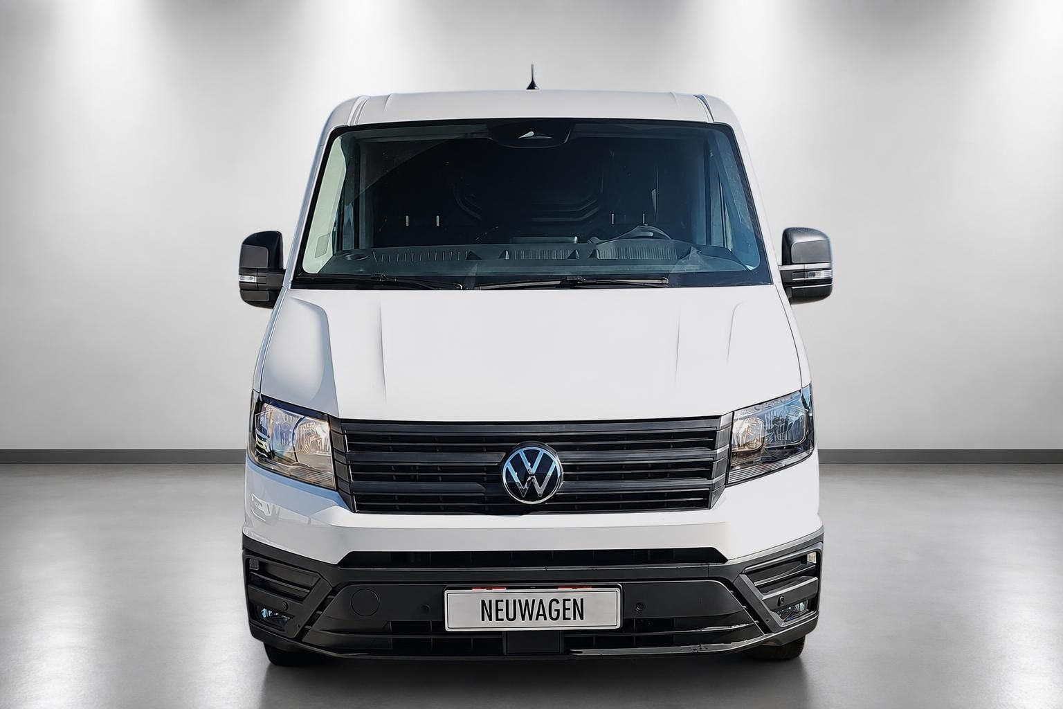 VW Crafter Neuwagen weiß, direkte Frontansicht mit VW Logo