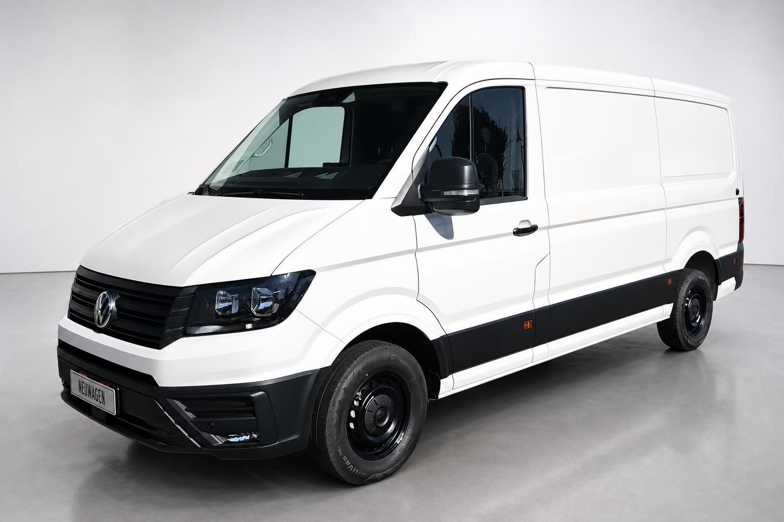 VW Crafter Kastenwagen weiß in Frontansicht im Studio