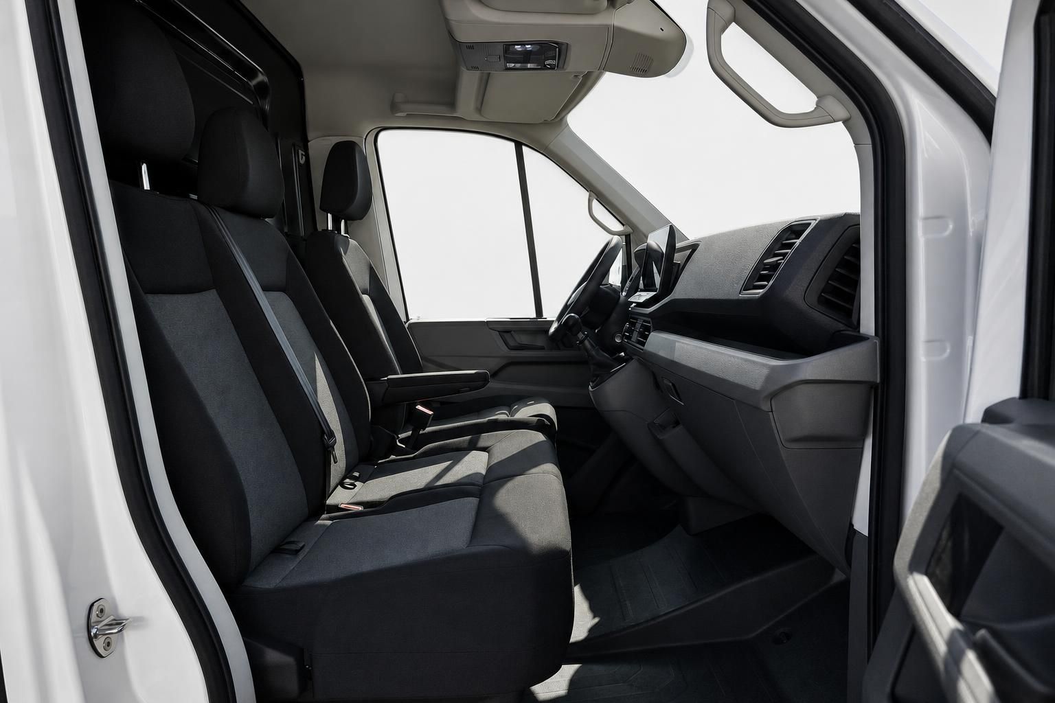 VW Crafter Innenraum mit Fahrer- und Doppelbeifahrersitz