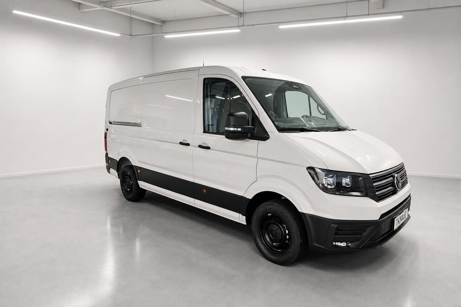 VW Crafter Kastenwagen weiß Seitenansicht in Werkshalle