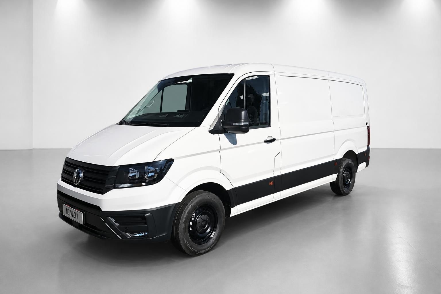 VW Crafter Transporter weiß Frontansicht schräg im Studio