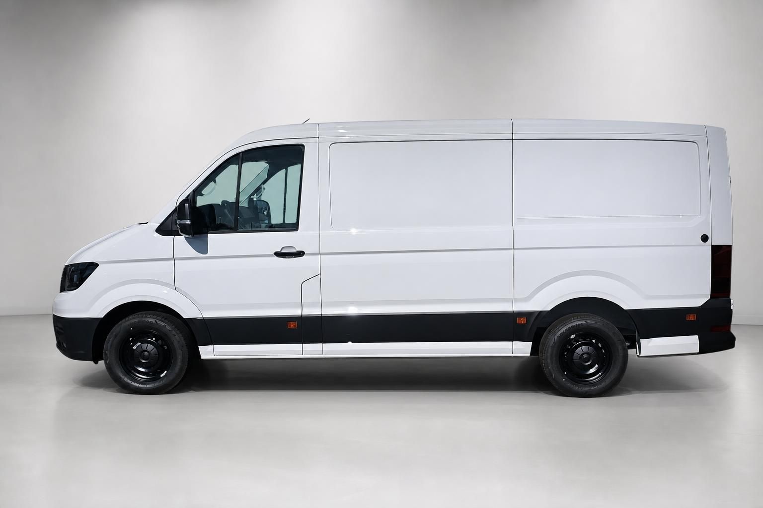 VW Crafter Kastenwagen weiß Seitenansicht komplett im Studio