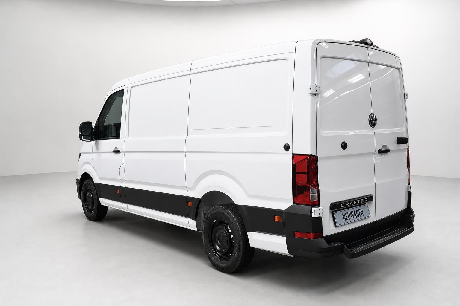 VW Crafter Transporter weiß Heckansicht schräg im Studio
