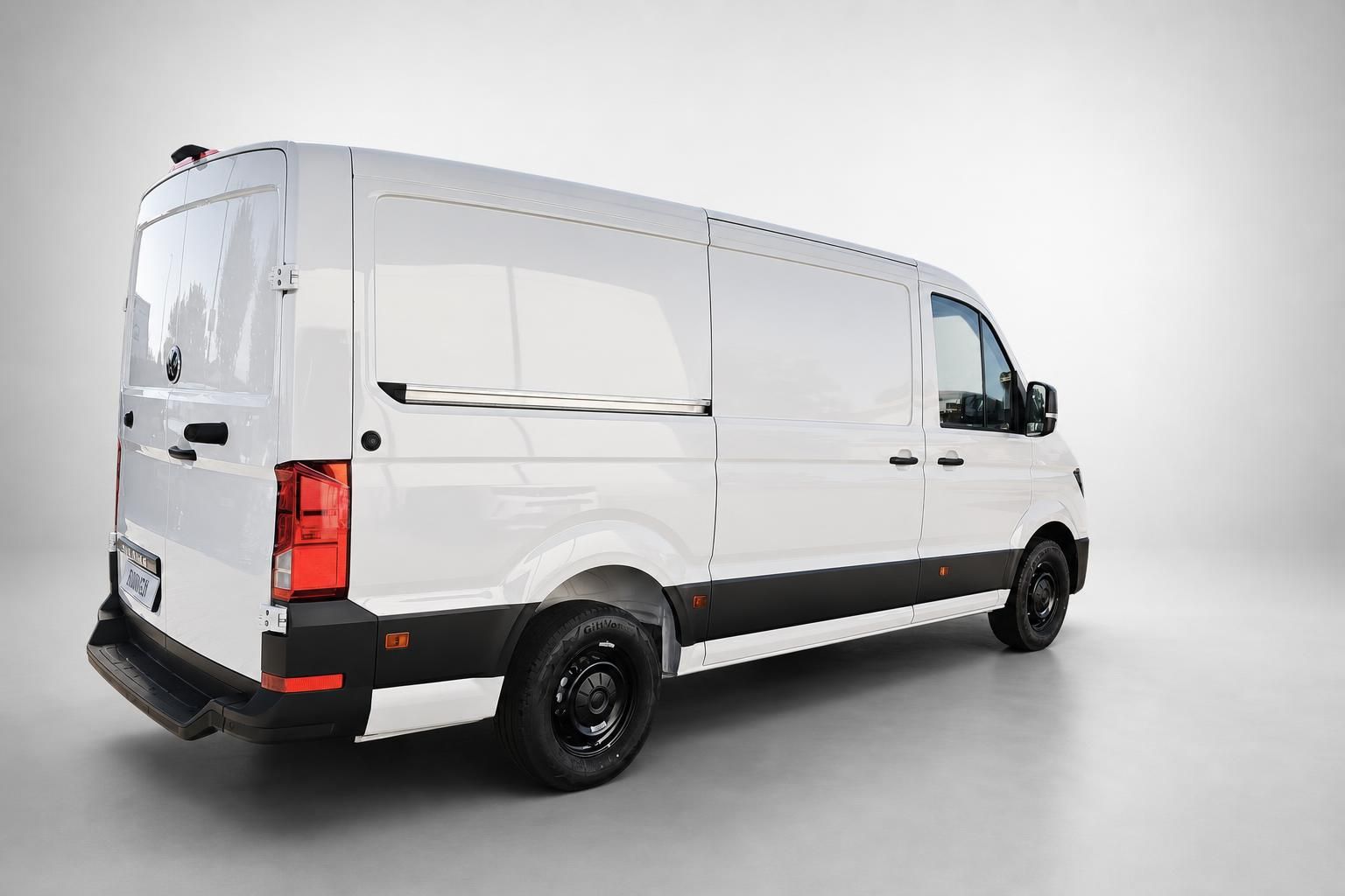 VW Crafter weiß, Heck- und Seitenansicht schräg von hinten