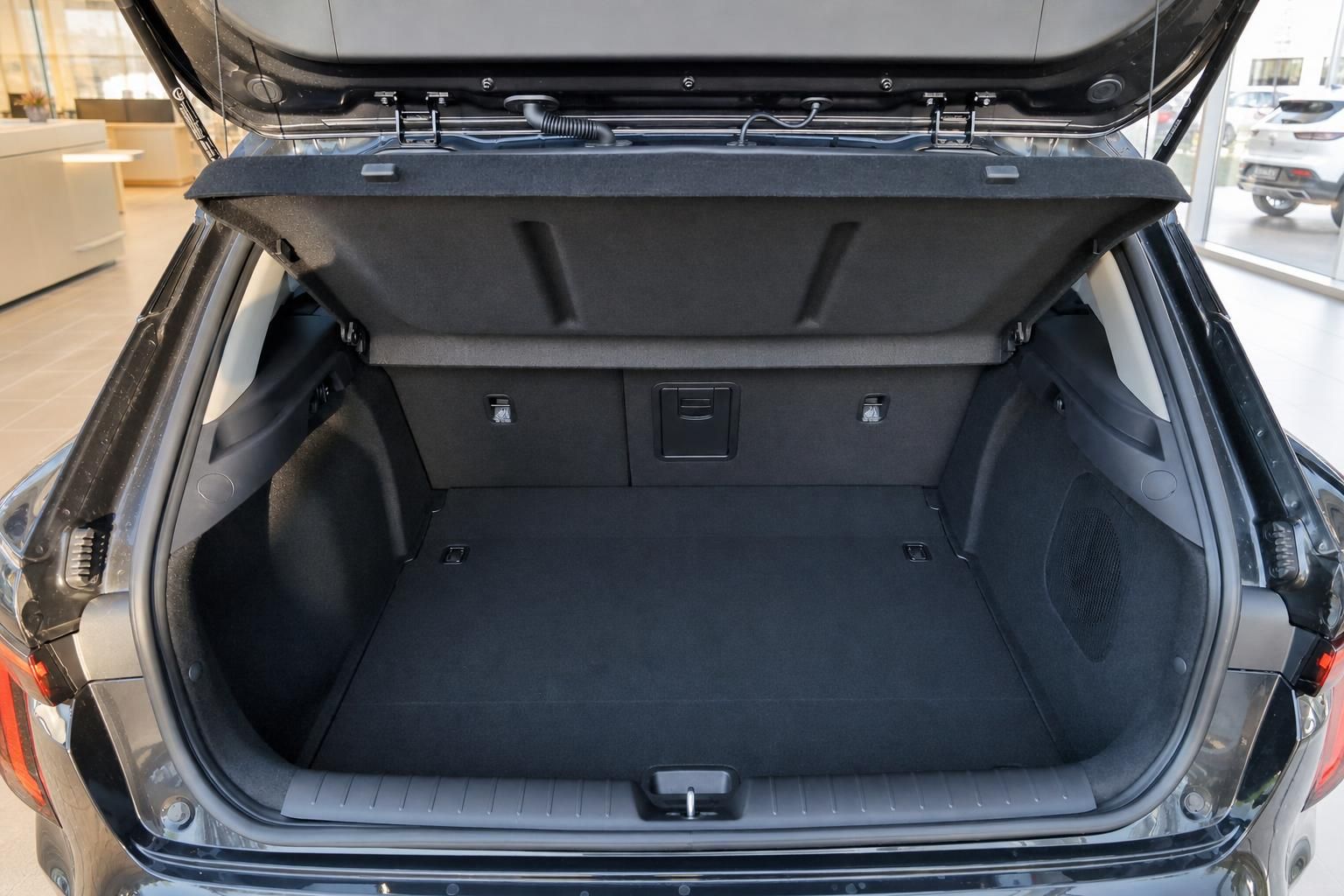 Kofferraum des Kia Kombi mit geoeffneter Heckklappe