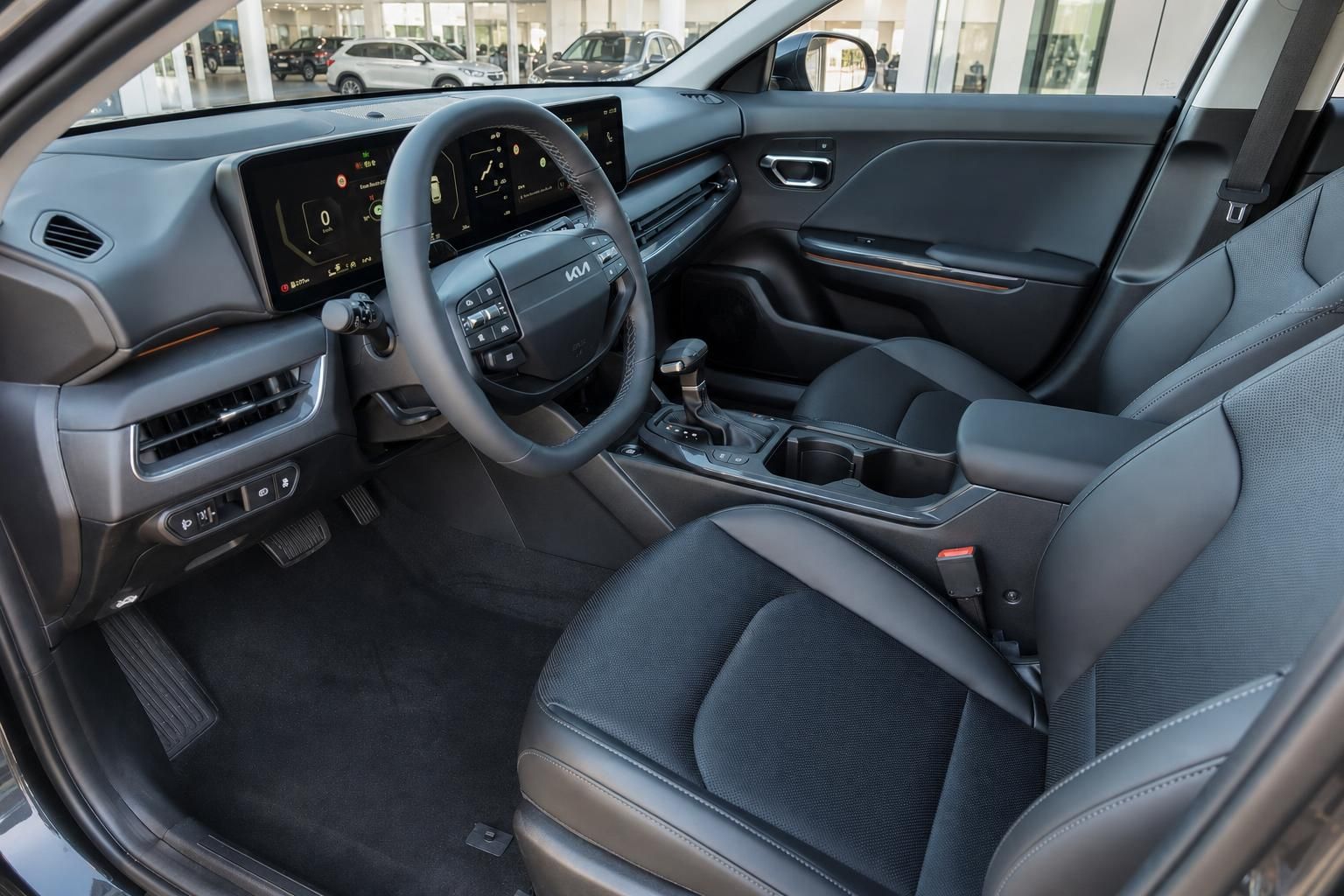 Kia Innenraum Vordersitze mit Lederausstattung und digitalem Cockpit