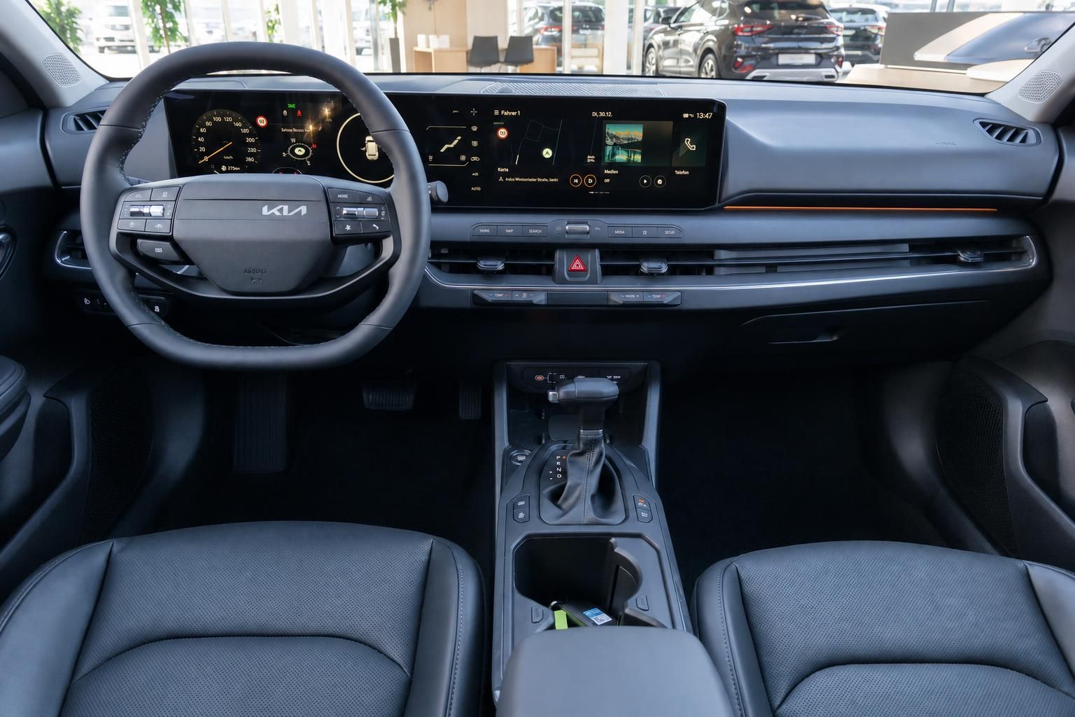Kia Cockpit mit Lenkrad, Digitaltacho und Mittelkonsole im Detail