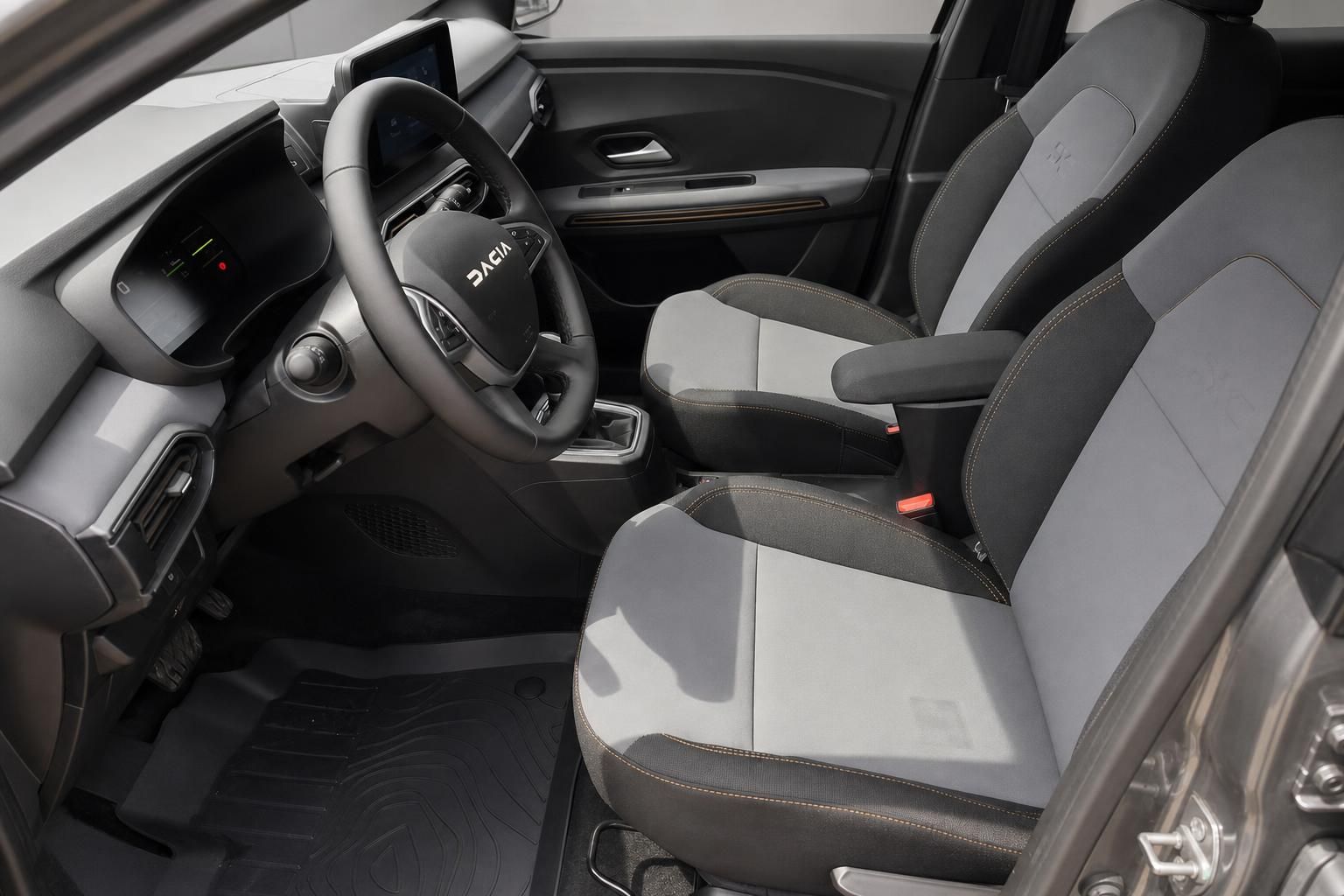 Dacia Innenraum schwarz-grau Fahrersitz Lenkrad Armaturenbrett moderne Ausstattung