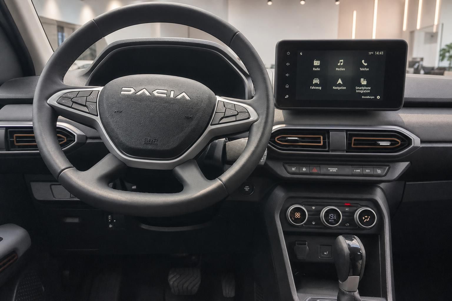 Dacia Cockpit Lenkrad Touchscreen Display Armaturenbrett schwarz Innenansicht modern
