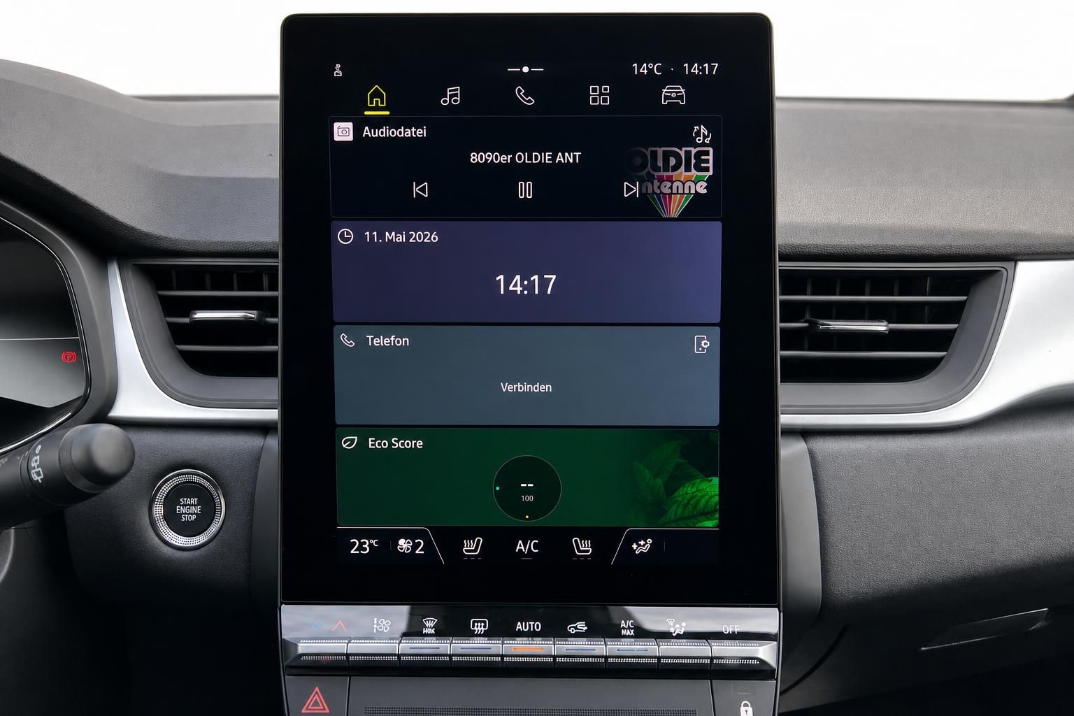 Fahrzeug Infotainment-Display mit Touchscreen und Klimaanlage Bedienfeld im Innenraum