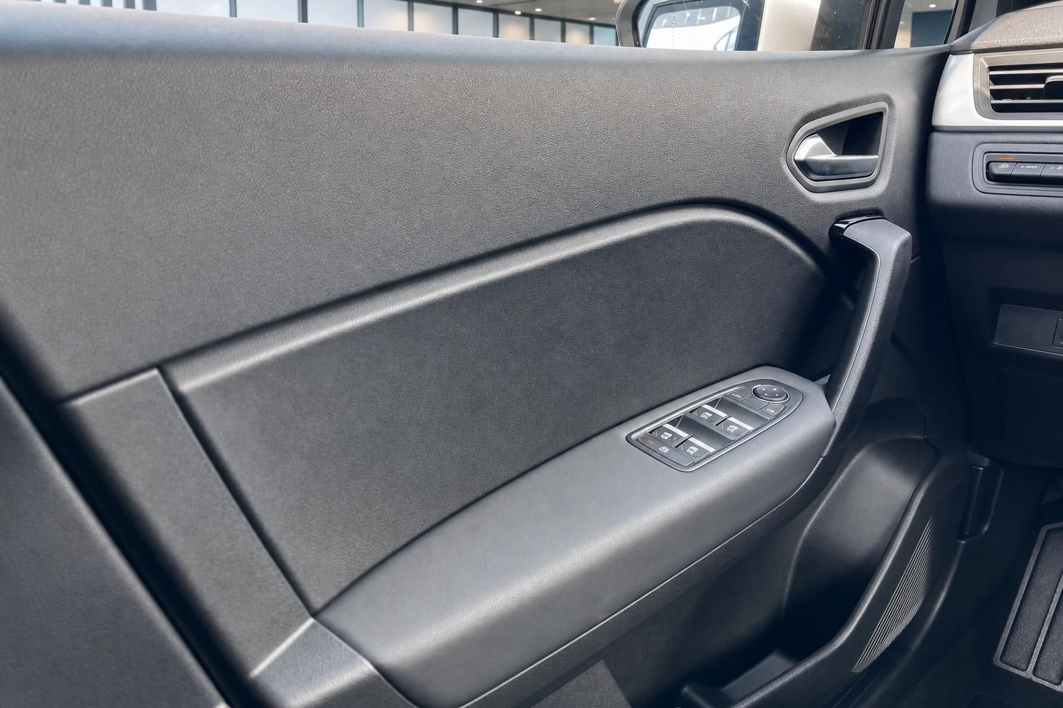Auto Türverkleidung Fahrerseite mit elektrischen Fensterhebern und Bedienknöpfen