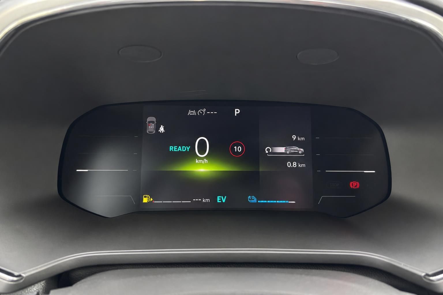 Digitales Armaturenbrett eines Elektrofahrzeugs mit Geschwindigkeitsanzeige und EV-Modus