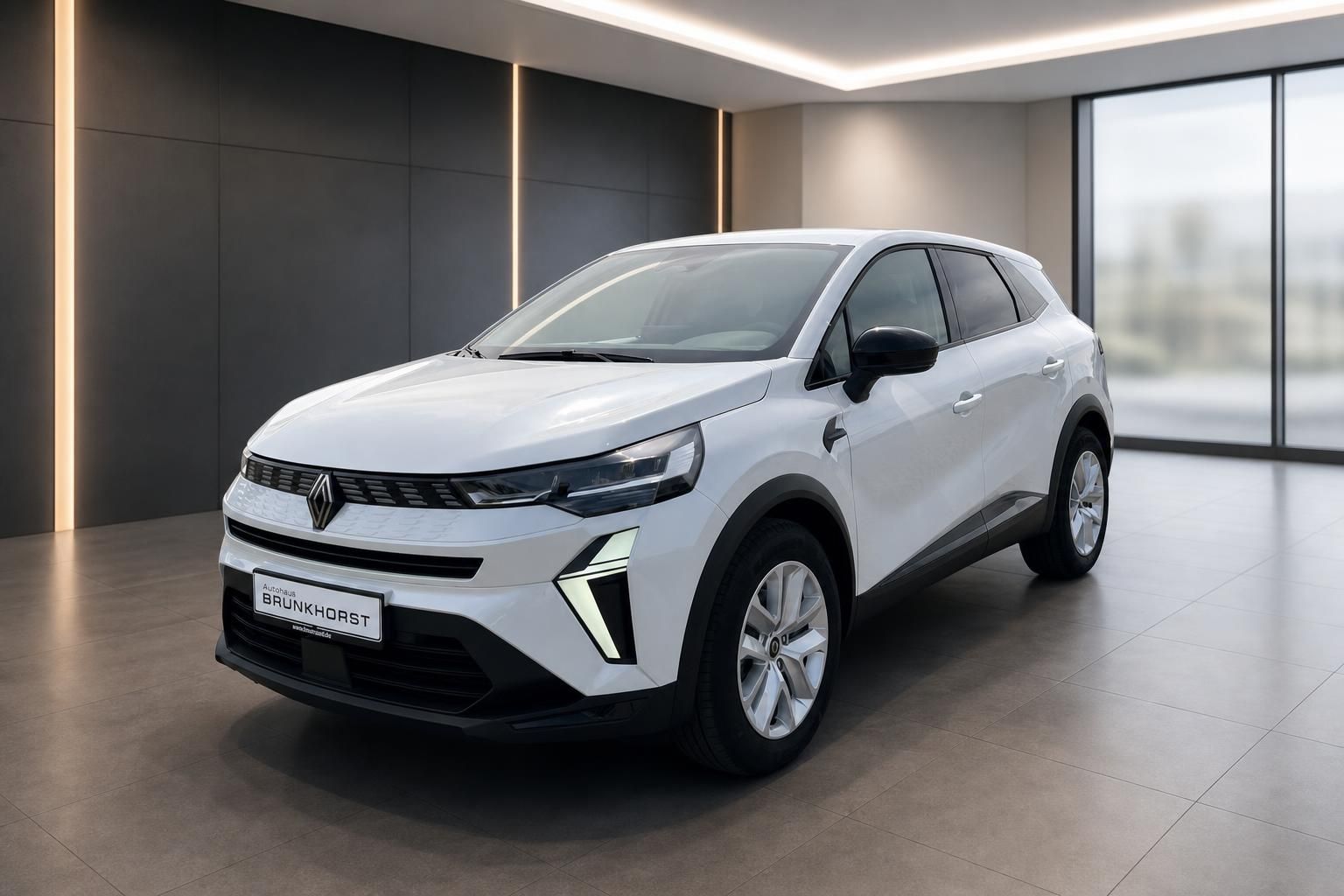 Renault Symbioz E-Tech weiss Seitenansicht im Showroom - Elektro-SUV Profil komplett sichtbar