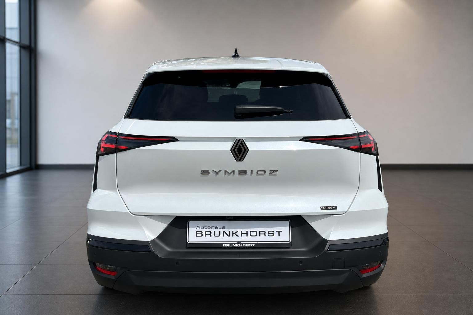 Renault Symbioz E-Tech weiss Heckansicht im Autohaus Showroom - Elektro-SUV von hinten