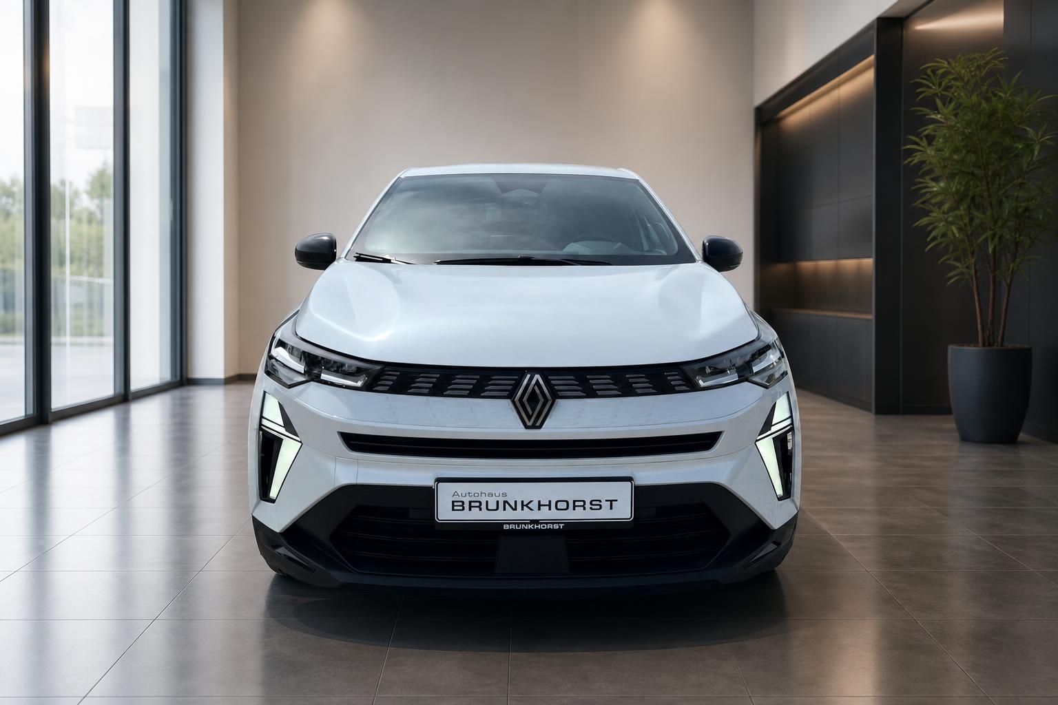Renault Symbioz E-Tech weiss Frontansicht im Autohaus - moderner Elektro-SUV von vorne