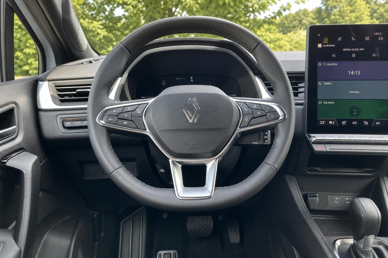 Renault Cockpit Lenkrad mit Markenlogo und digitalem Armaturenbrett im modernen Design