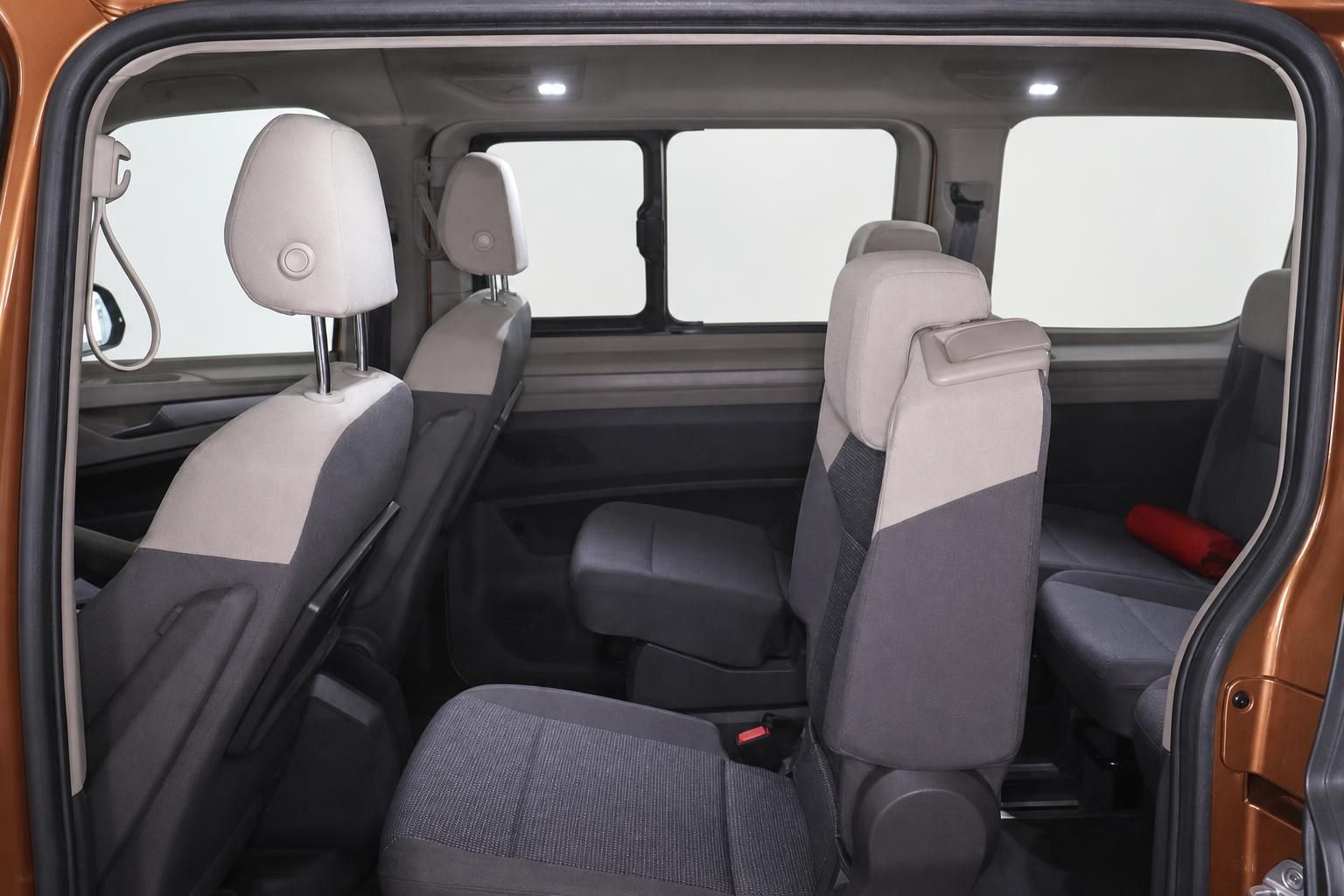 VW Multivan Innenraum mit zweiter und dritter Sitzreihe