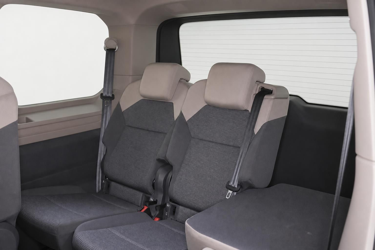 VW Multivan Rücksitze mit Kopfstützen im Fond