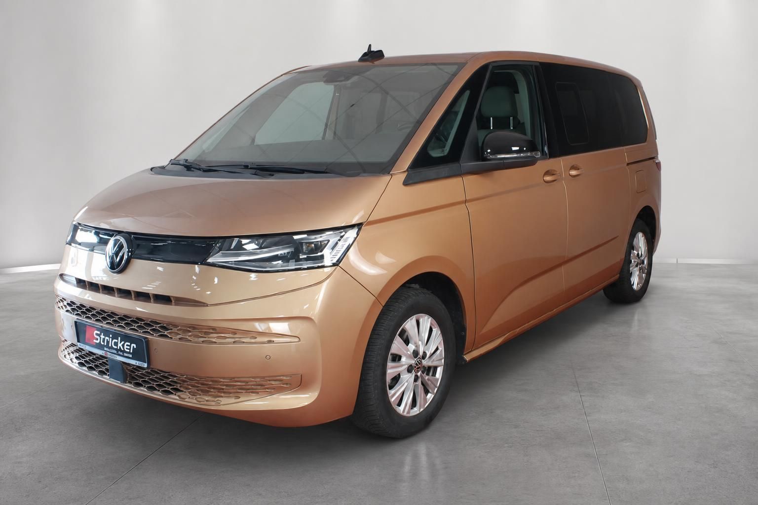 VW Multivan in Kupfer-Metallic, Frontansicht schräg im Autohaus