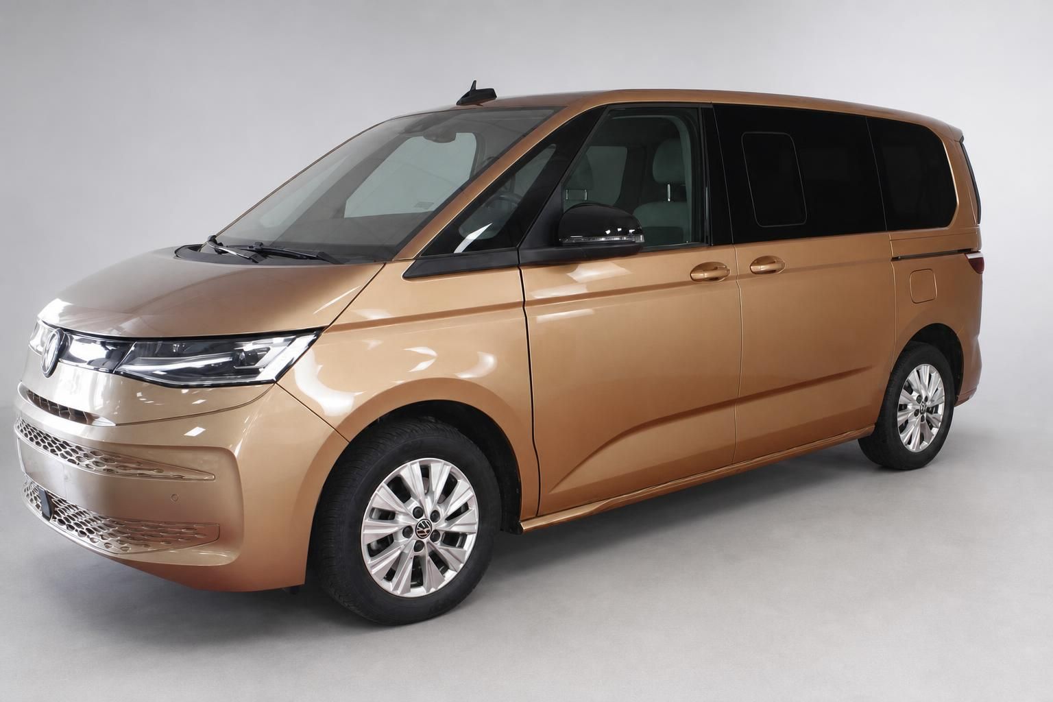 VW Multivan kupferfarben, Studioaufnahme Frontansicht schräg