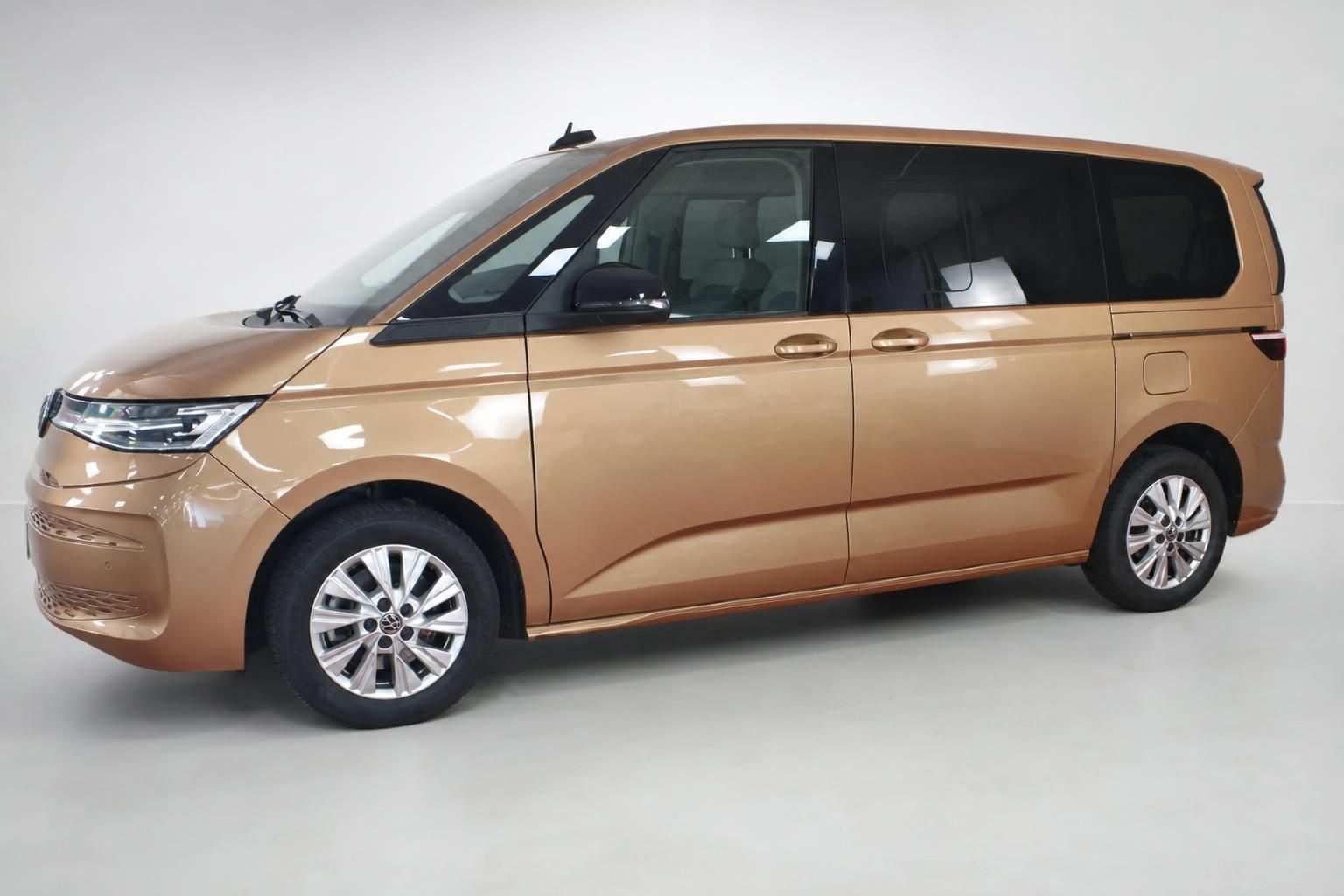 VW Multivan kupferfarben, Seitenansicht schräg im Studio