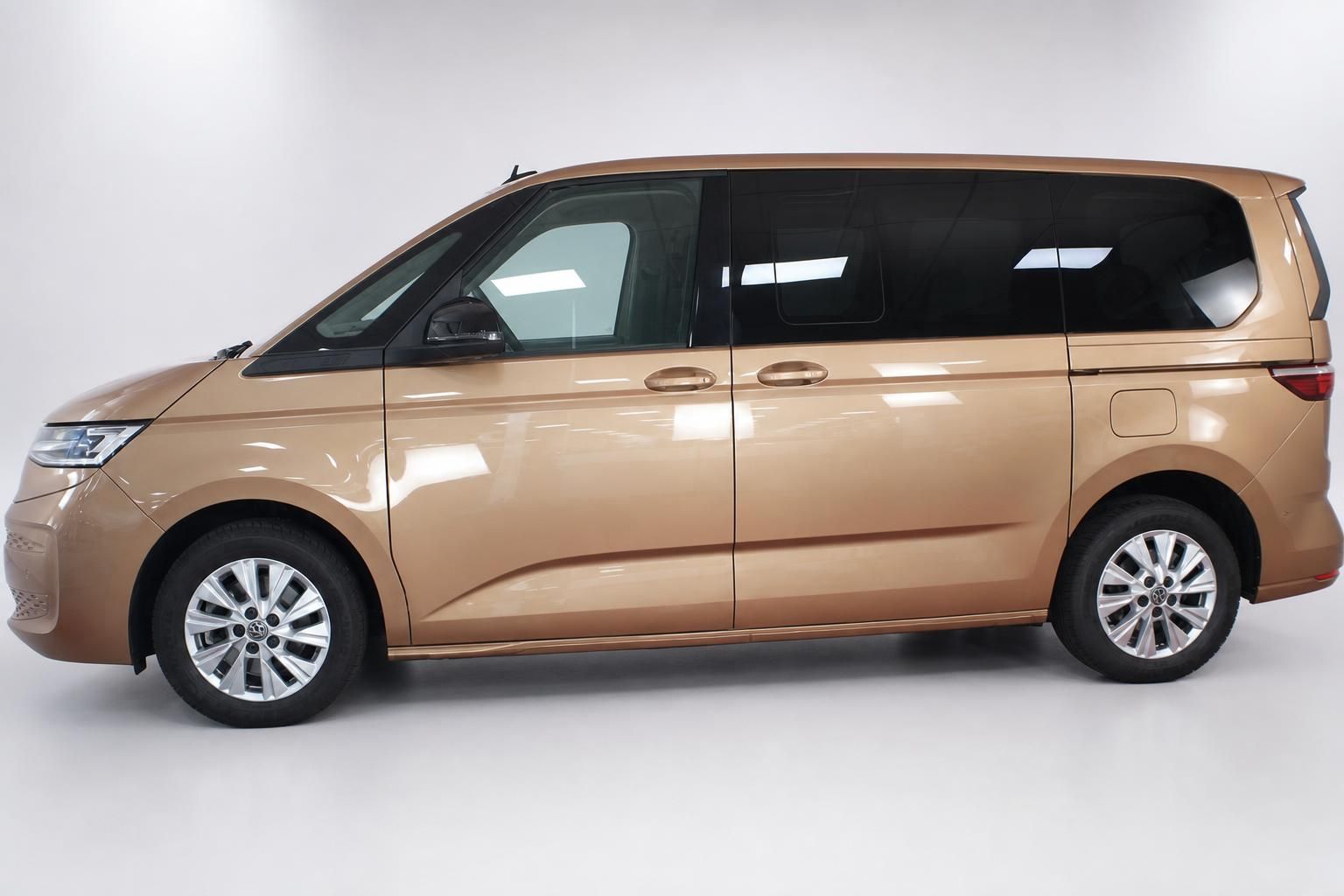 VW Multivan in Kupfer-Metallic, Seitenansicht im Studio