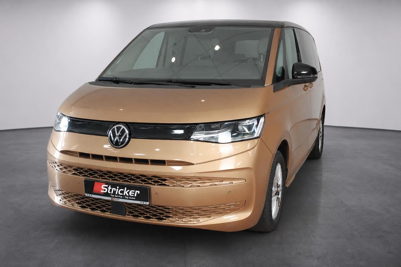 VW Multivan in Gold-Metallic, Frontansicht schräg