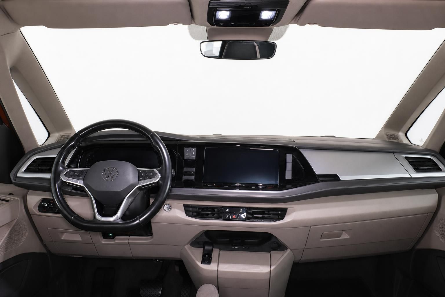 VW Multivan Cockpit mit Lenkrad und Infotainment-Display