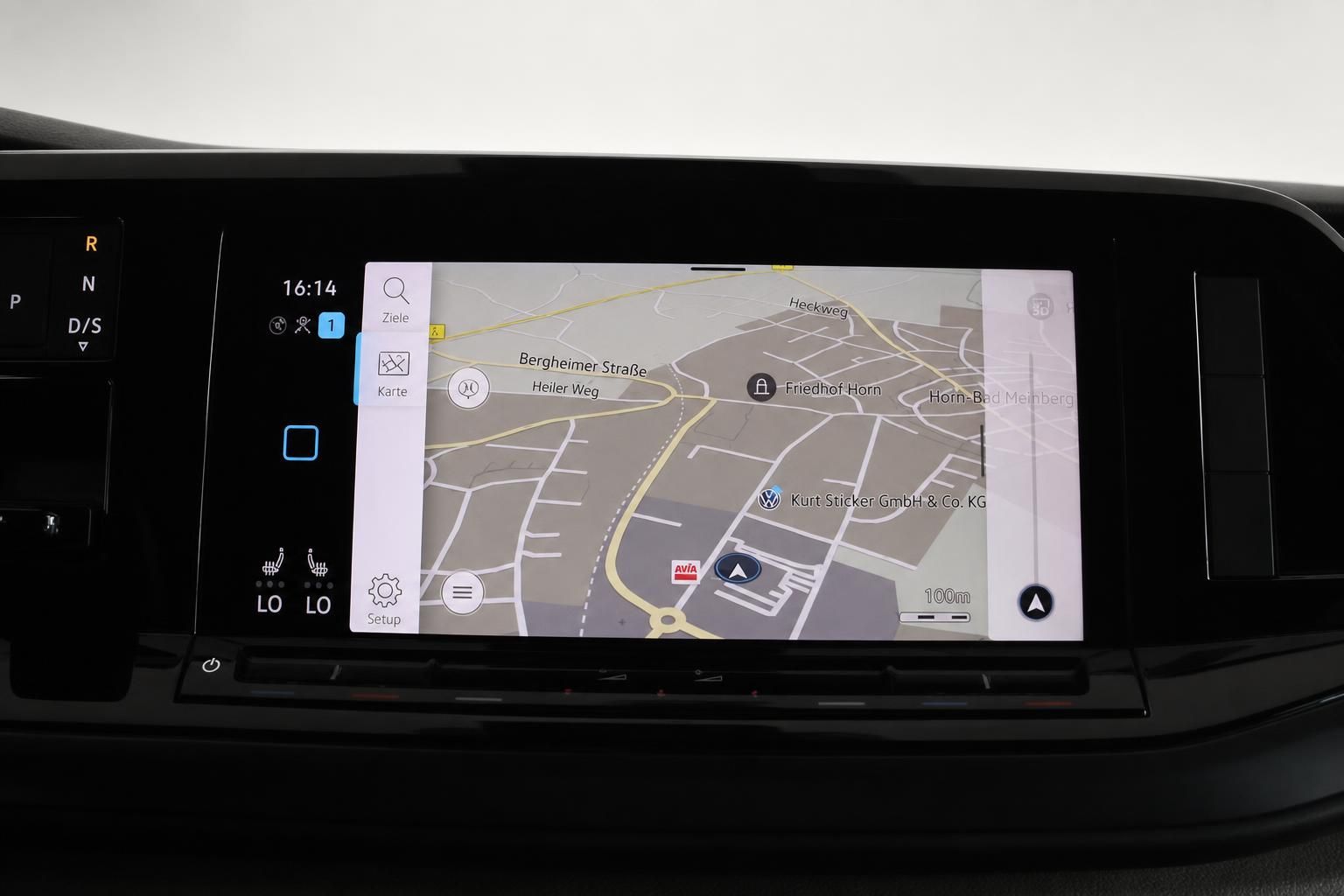 VW Multivan Navigationssystem mit Kartenansicht im Detail