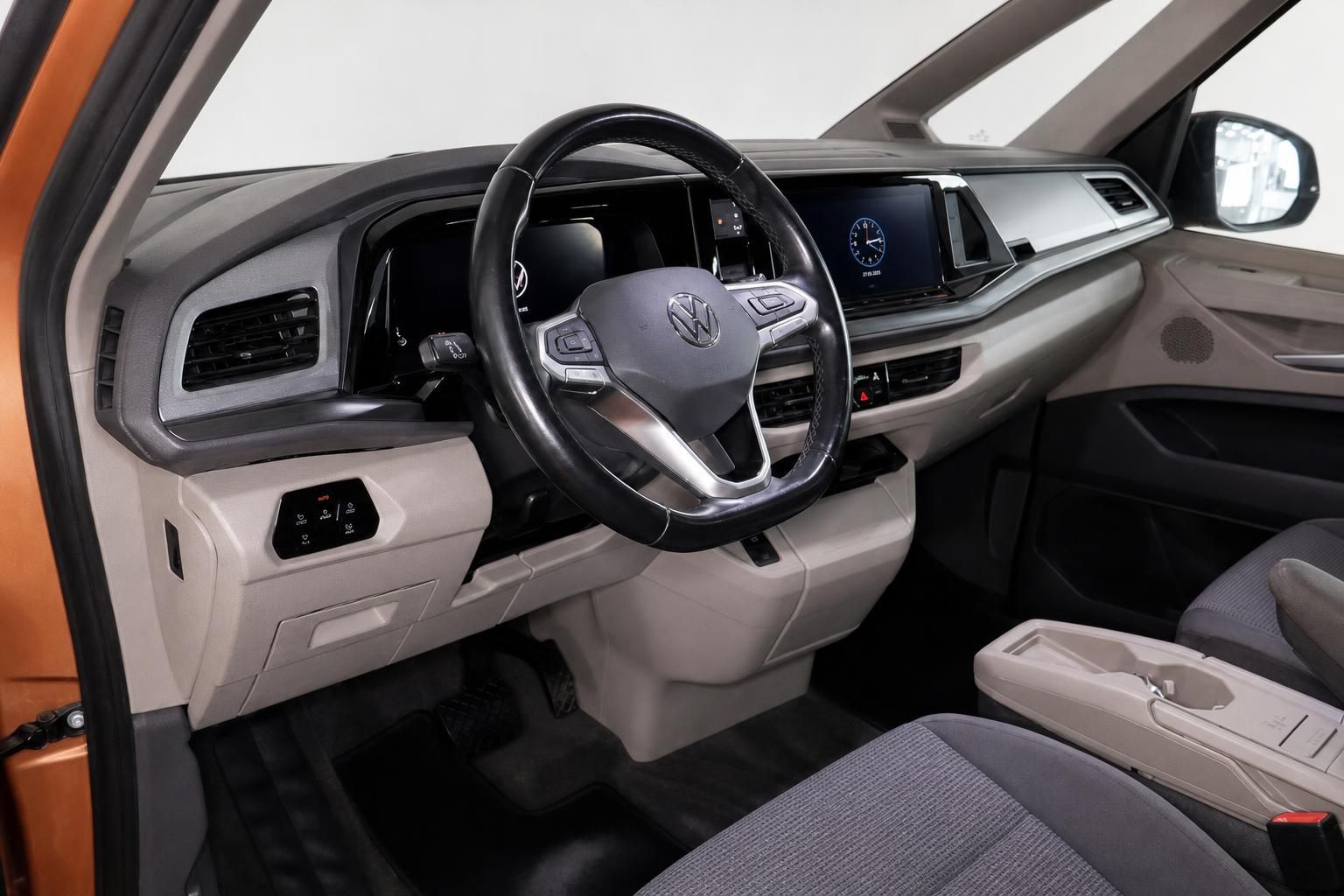 VW Multivan Cockpit mit Lenkrad und digitalem Display