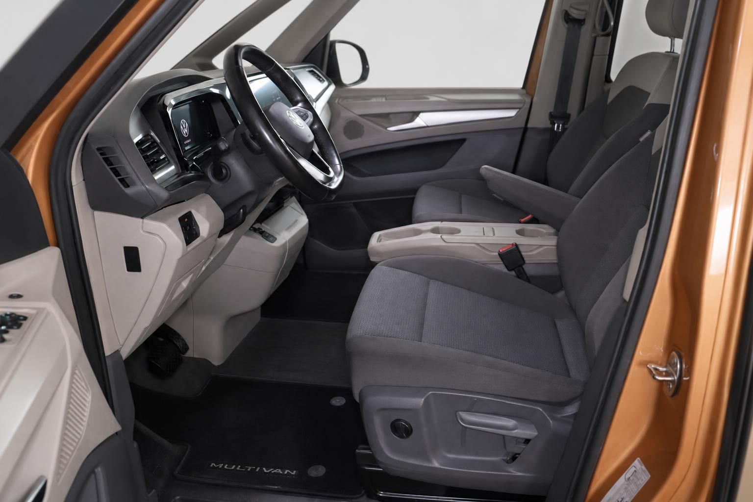 VW Multivan Fahrersitz und Cockpit von der Seite