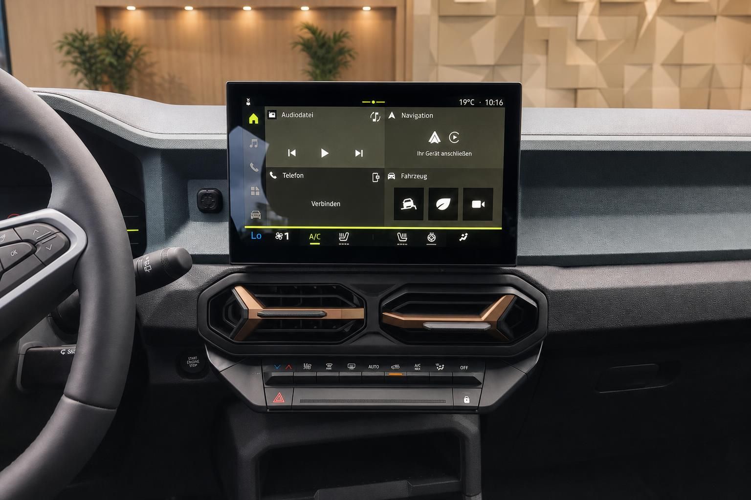 Infotainment-Touchscreen mit Navigation und Klimabedienung im Fahrzeug