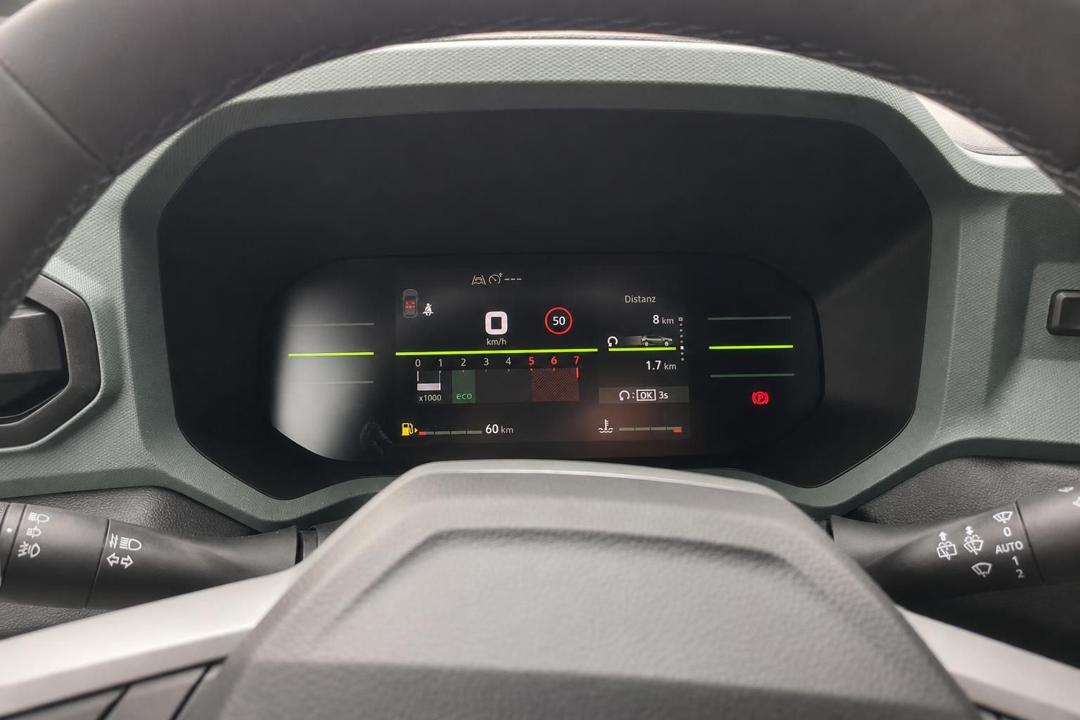 Digitales Kombiinstrument mit Tempolimit-Anzeige und Distanzwarnung im Fahrzeug