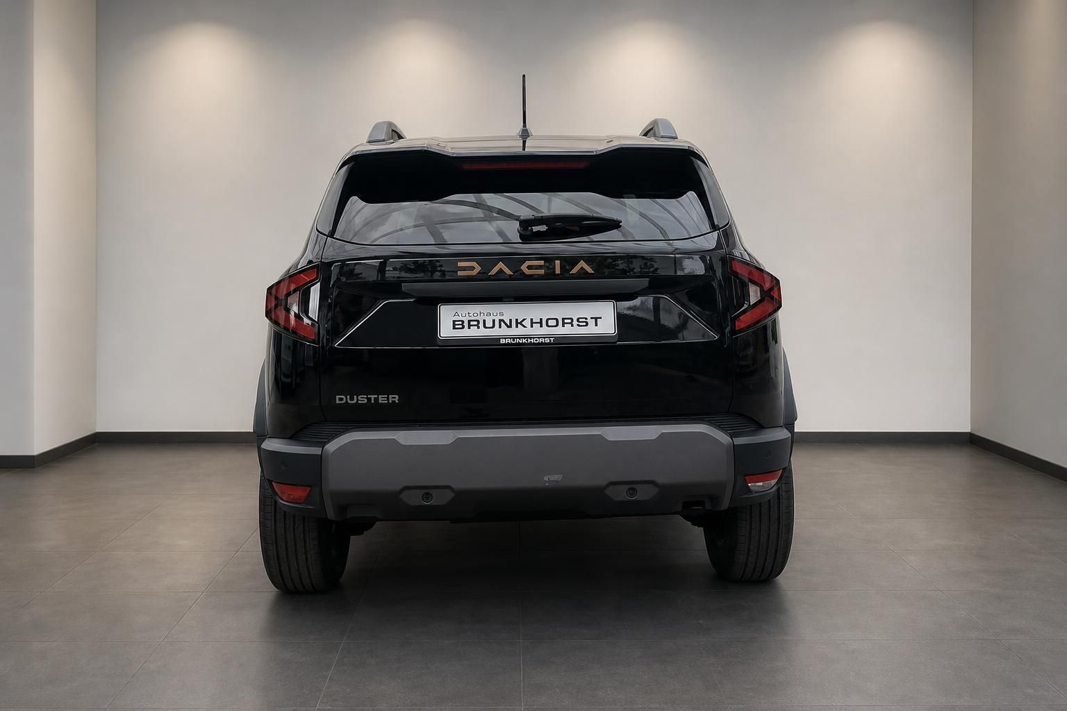 Dacia Duster schwarz Heckansicht mit Kennzeichenhalter Brunkhorst