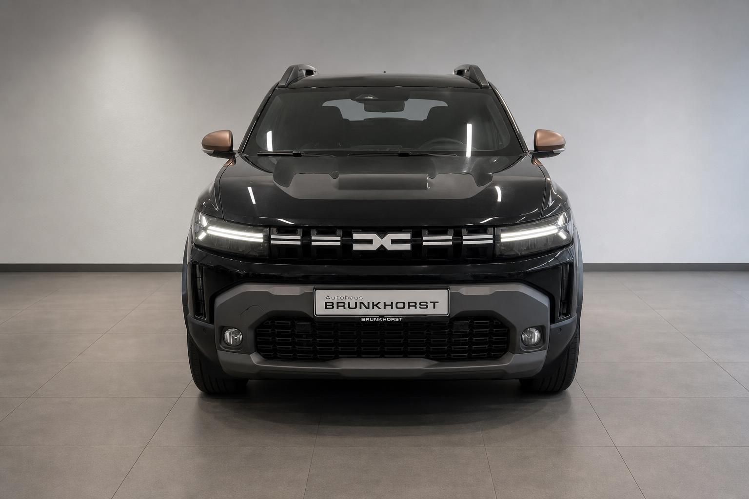 Dacia Duster schwarz Frontansicht direkt im Autohaus Brunkhorst
