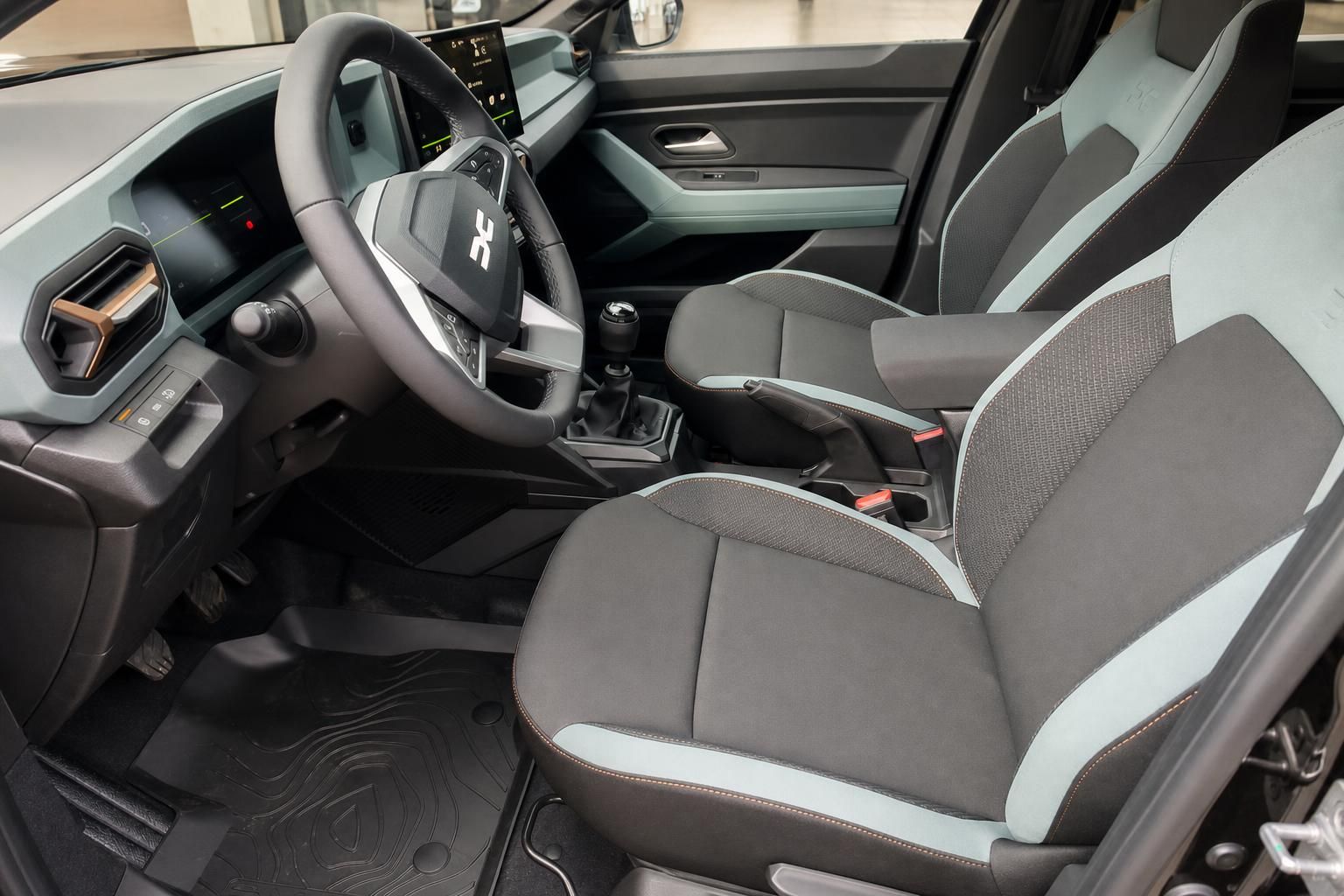 Dacia Duster Innenraum Vordersitze und Cockpit Detailansicht