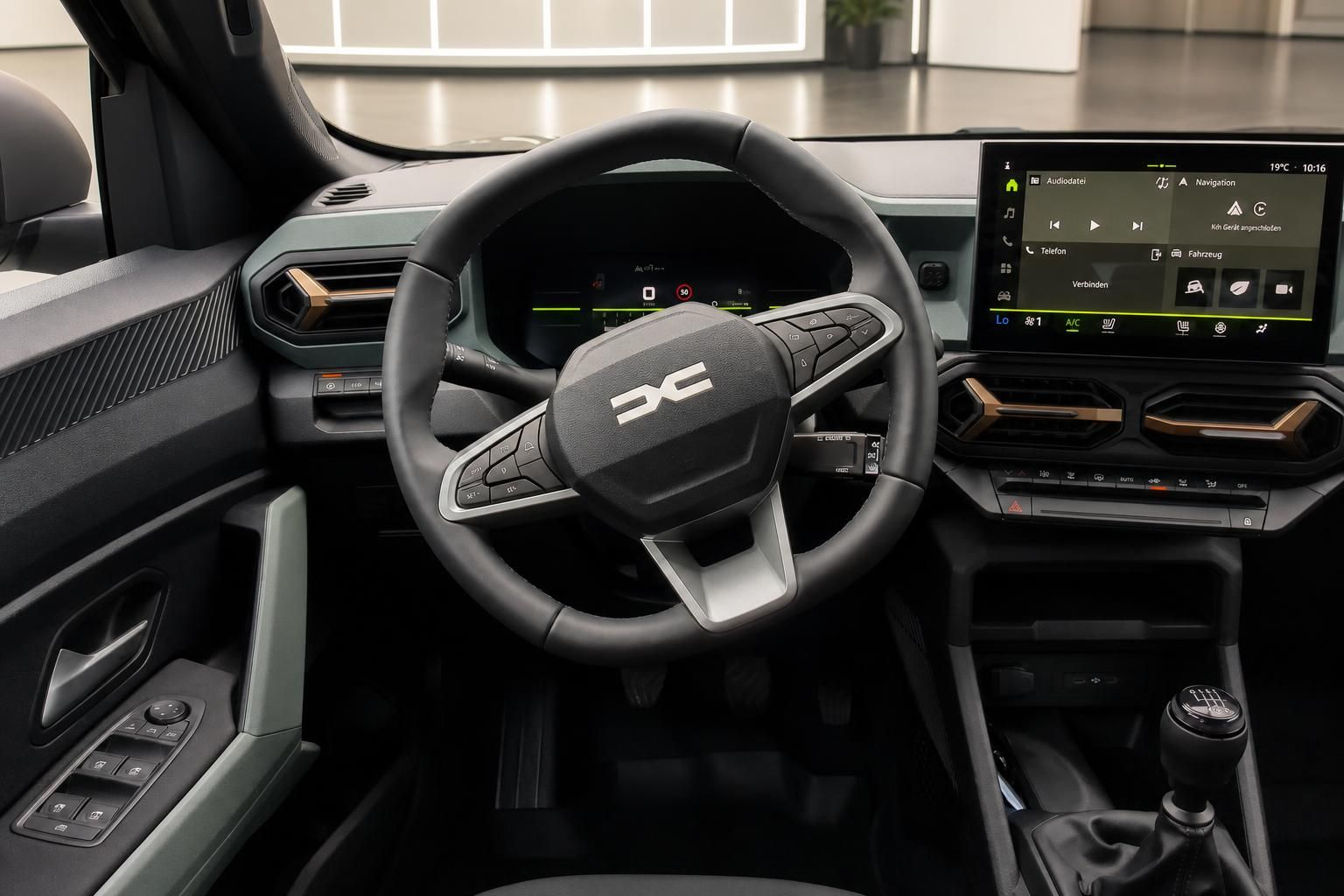 Cockpit mit Lenkrad, Digitaltacho und Infotainment-Display im Neuwagen