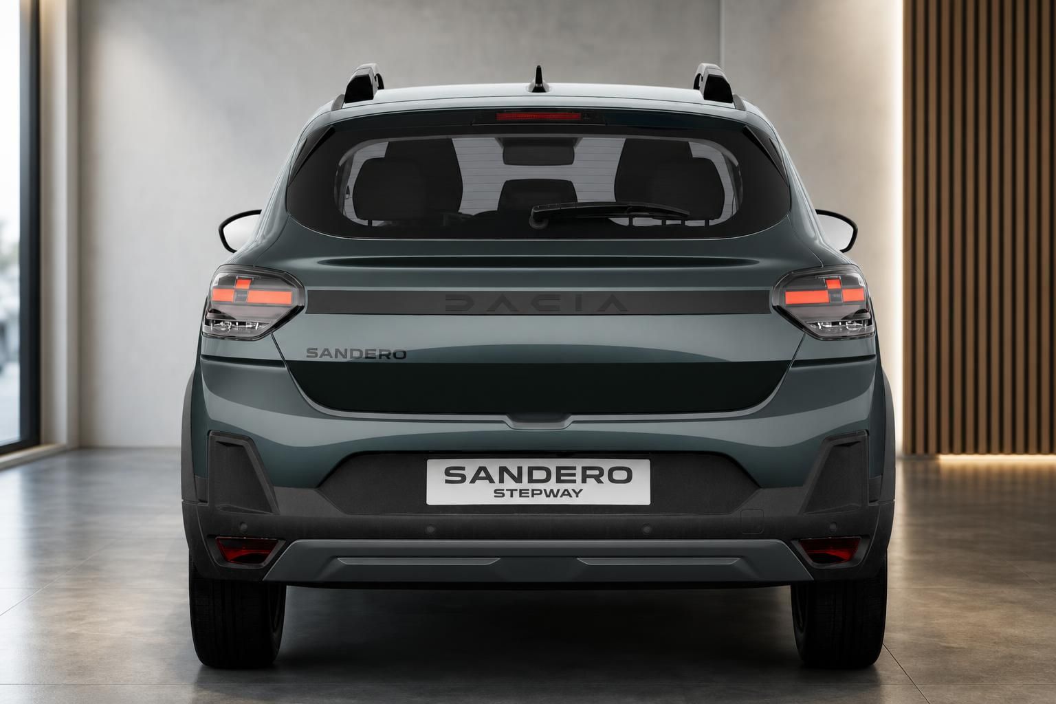 Dacia Sandero Stepway grün, direkte Heckansicht mit Kennzeichenhalter