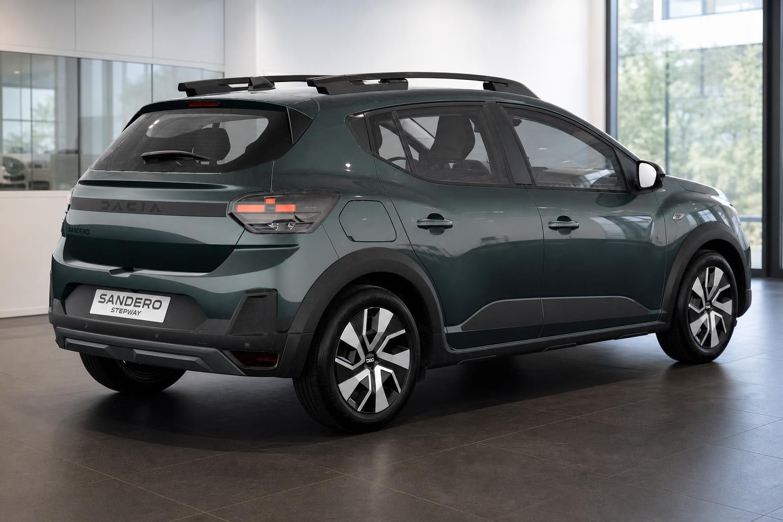 Dacia Sandero Stepway grün, Heck-Seitenansicht im Autohaus
