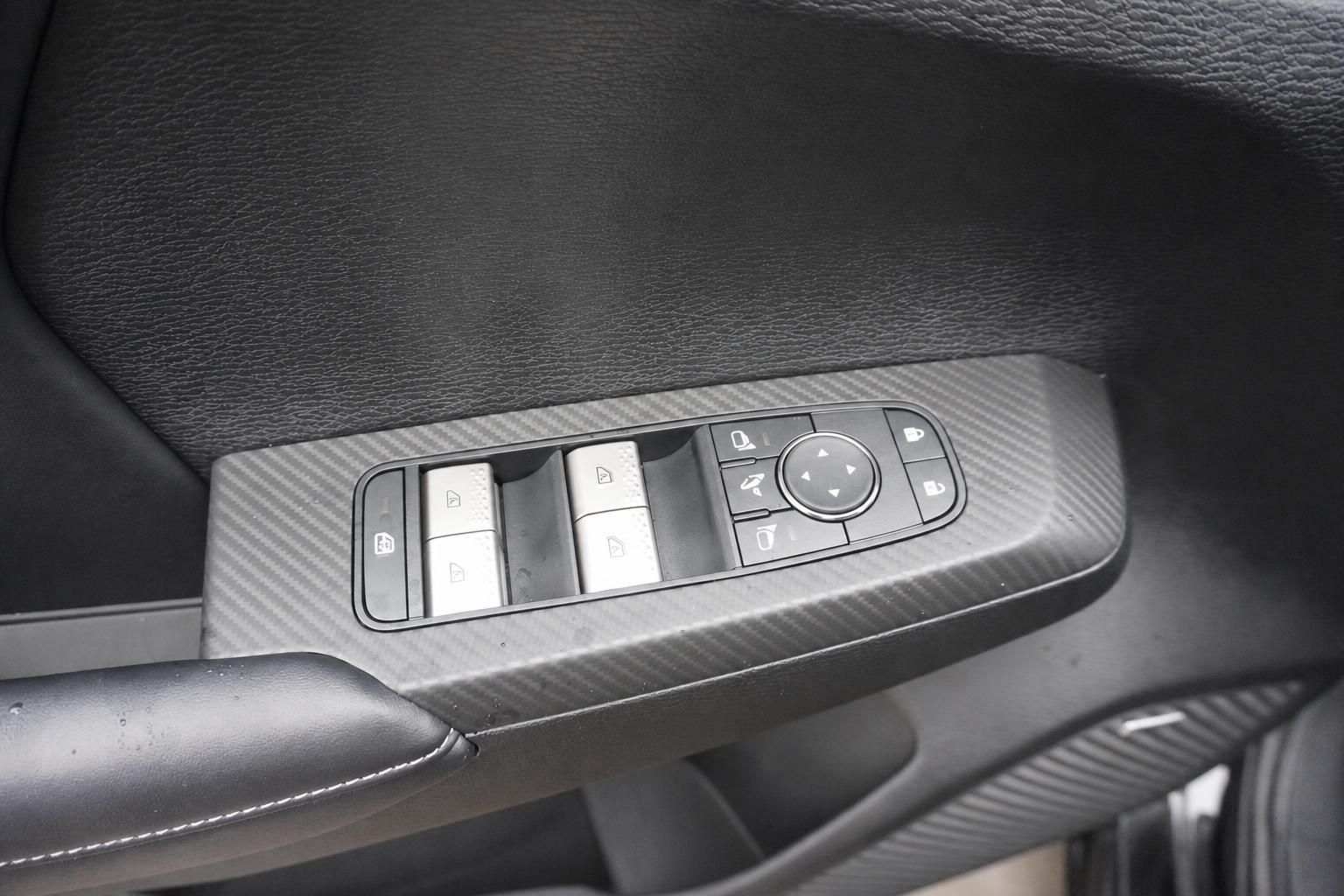 Fahrzeug Innenausstattung - Fensterheber und Spiegelverstellung in der Fahrertür
