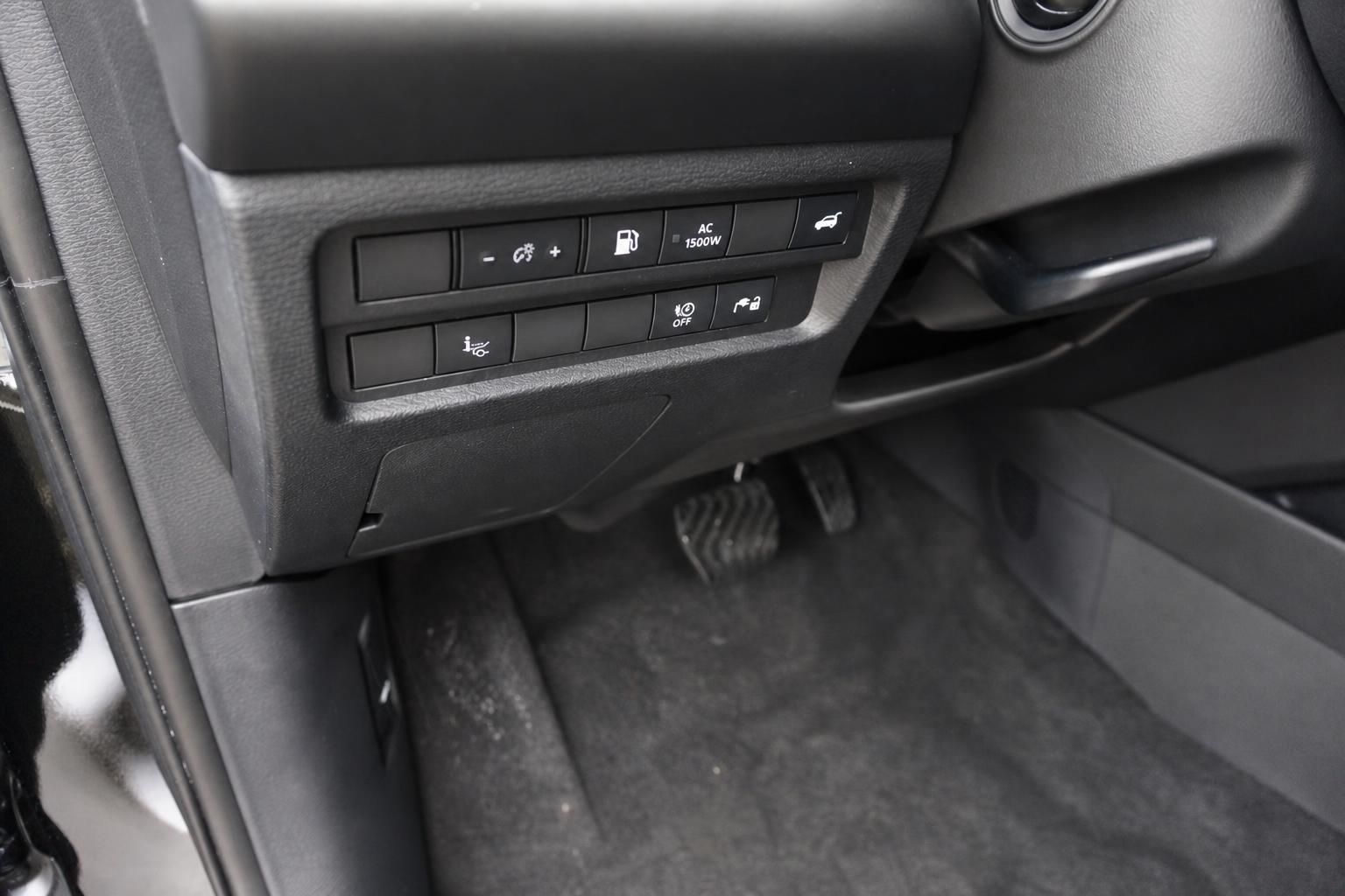 Fahrzeug Innenraum - Bedienelemente und Schalter im Armaturenbereich mit modernem Design