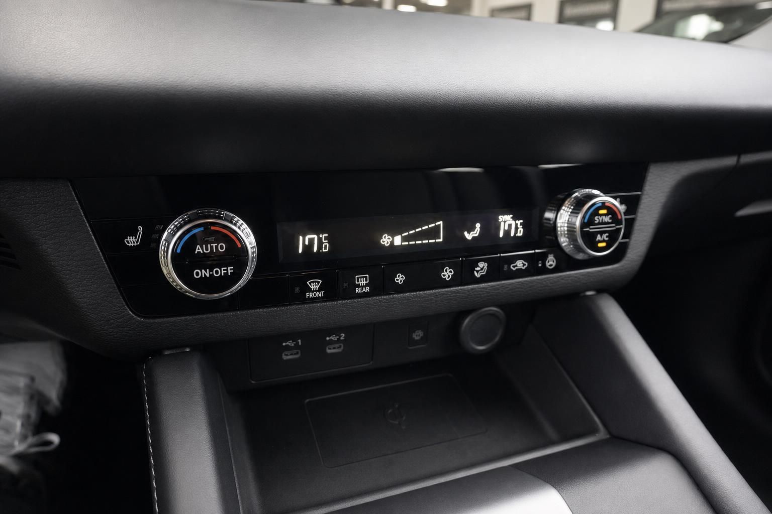 Auto Klimaanlage - Digitales Klimabedienteil mit automatischer Temperaturregelung