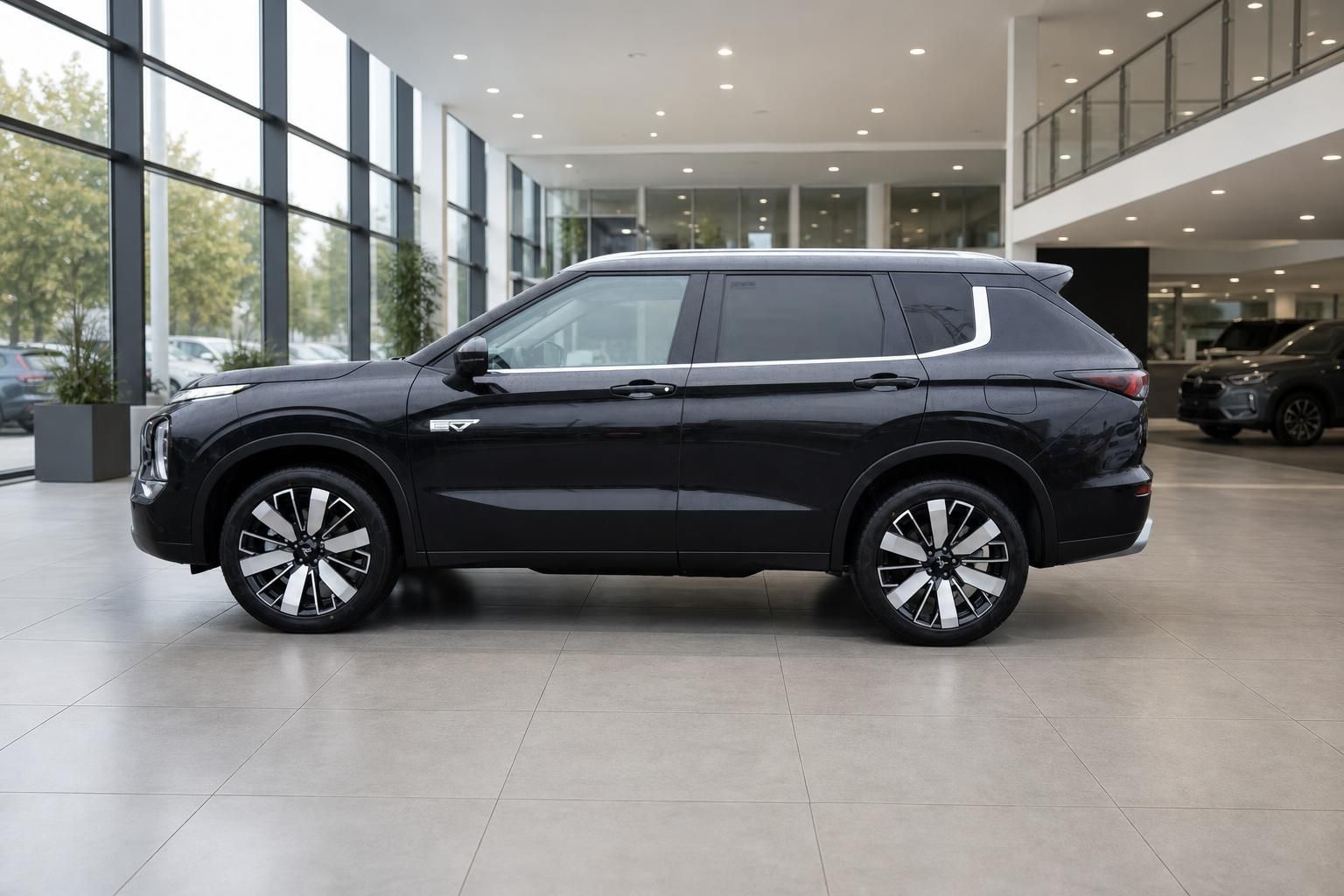 Schwarzer Mitsubishi SUV Seitenansicht im Autohaus Showroom