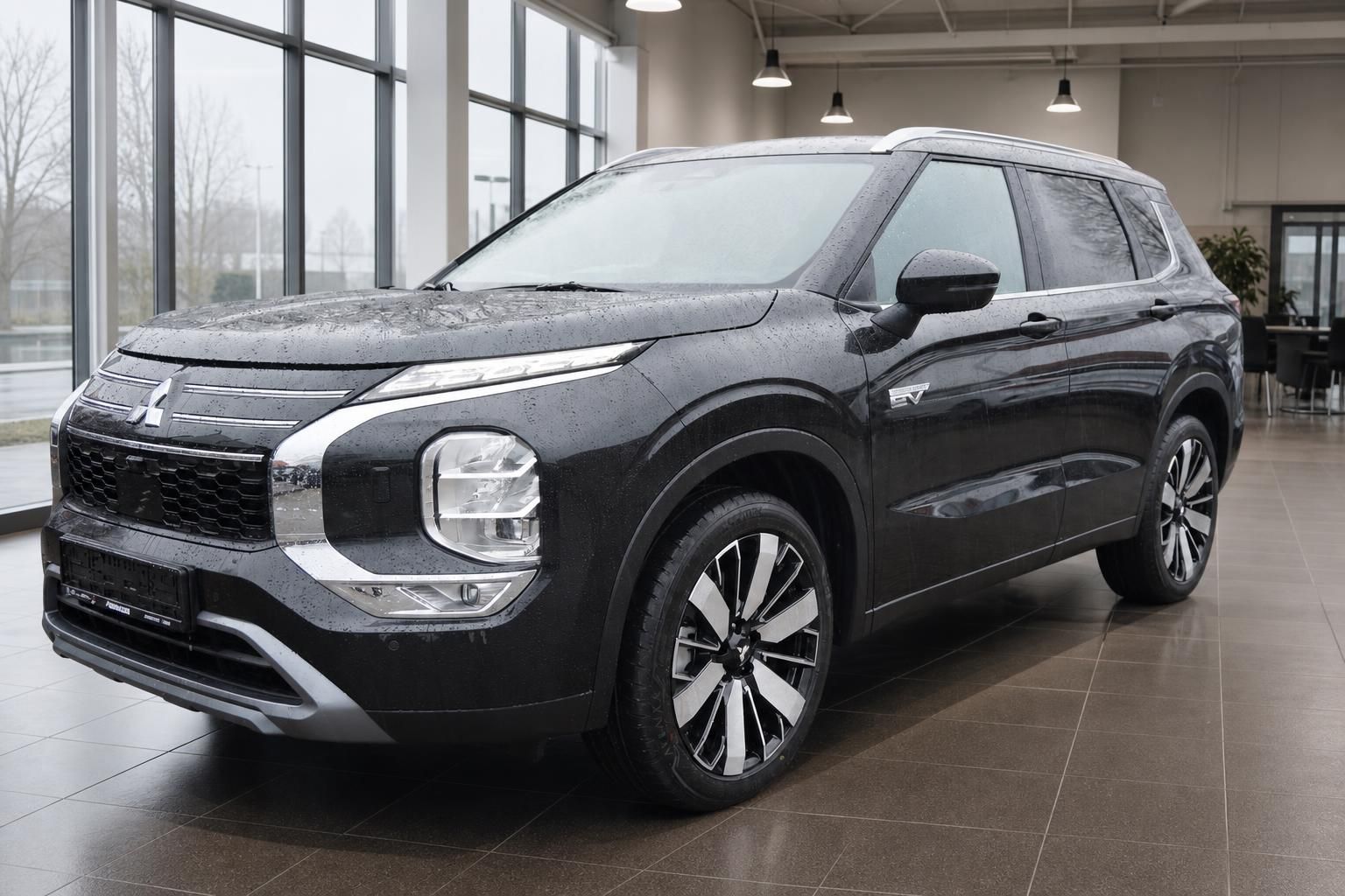 Schwarzer Mitsubishi SUV Dreiviertel-Frontansicht im Autohaus