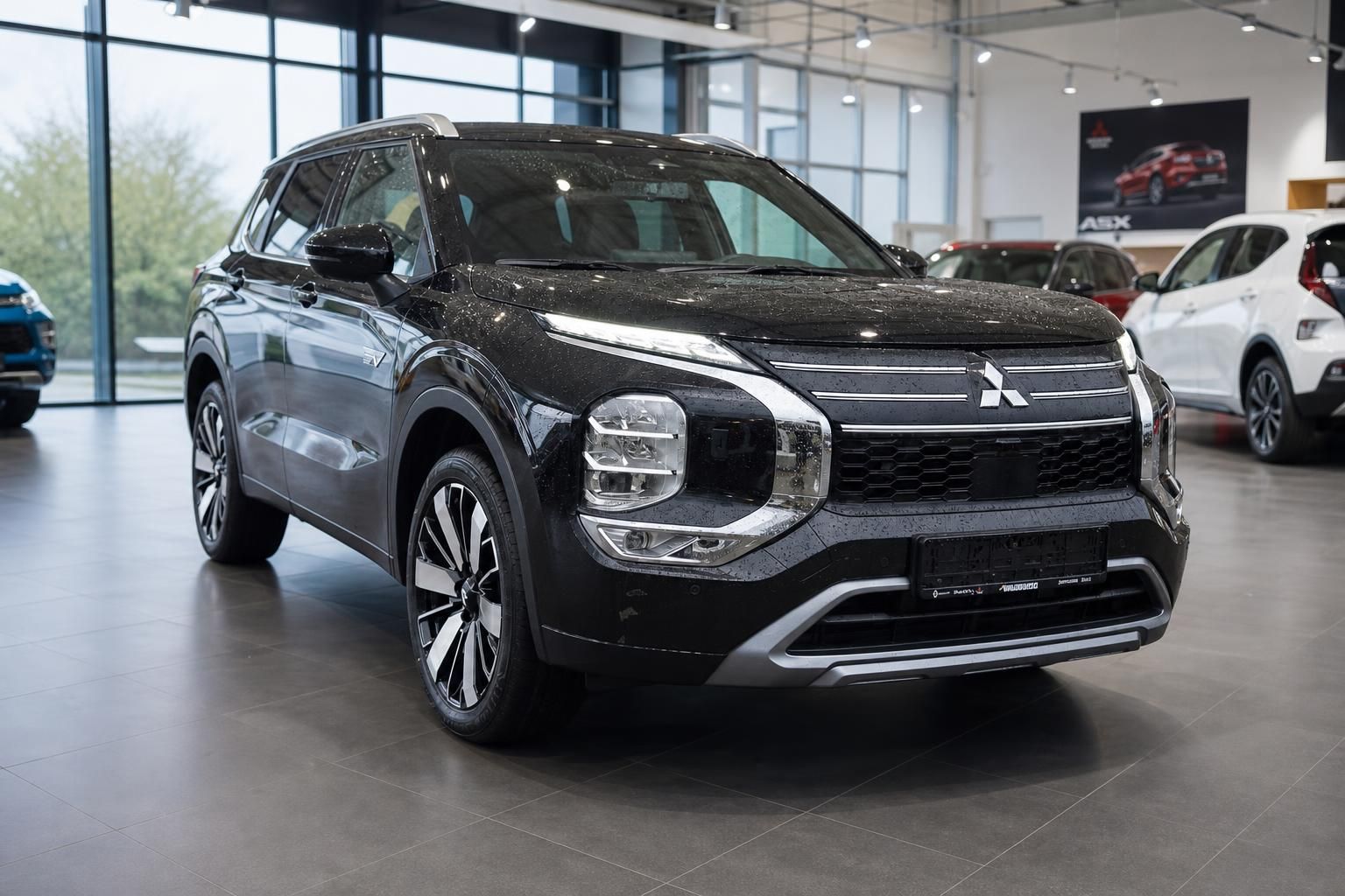 Schwarzer Mitsubishi SUV Frontansicht im modernen Autohaus
