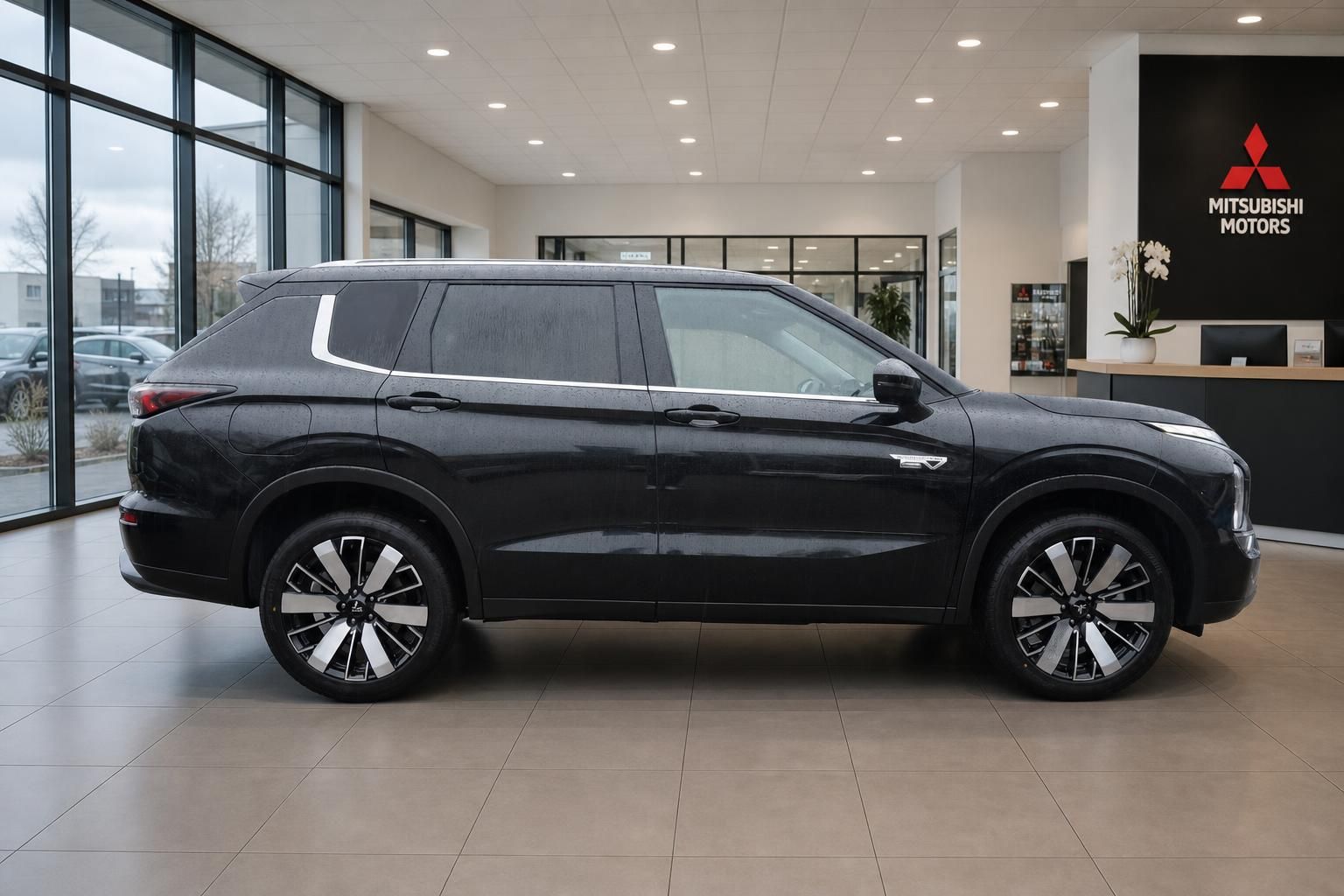 Schwarzer Mitsubishi SUV Seitenansicht im Autohaus mit Markenlogo