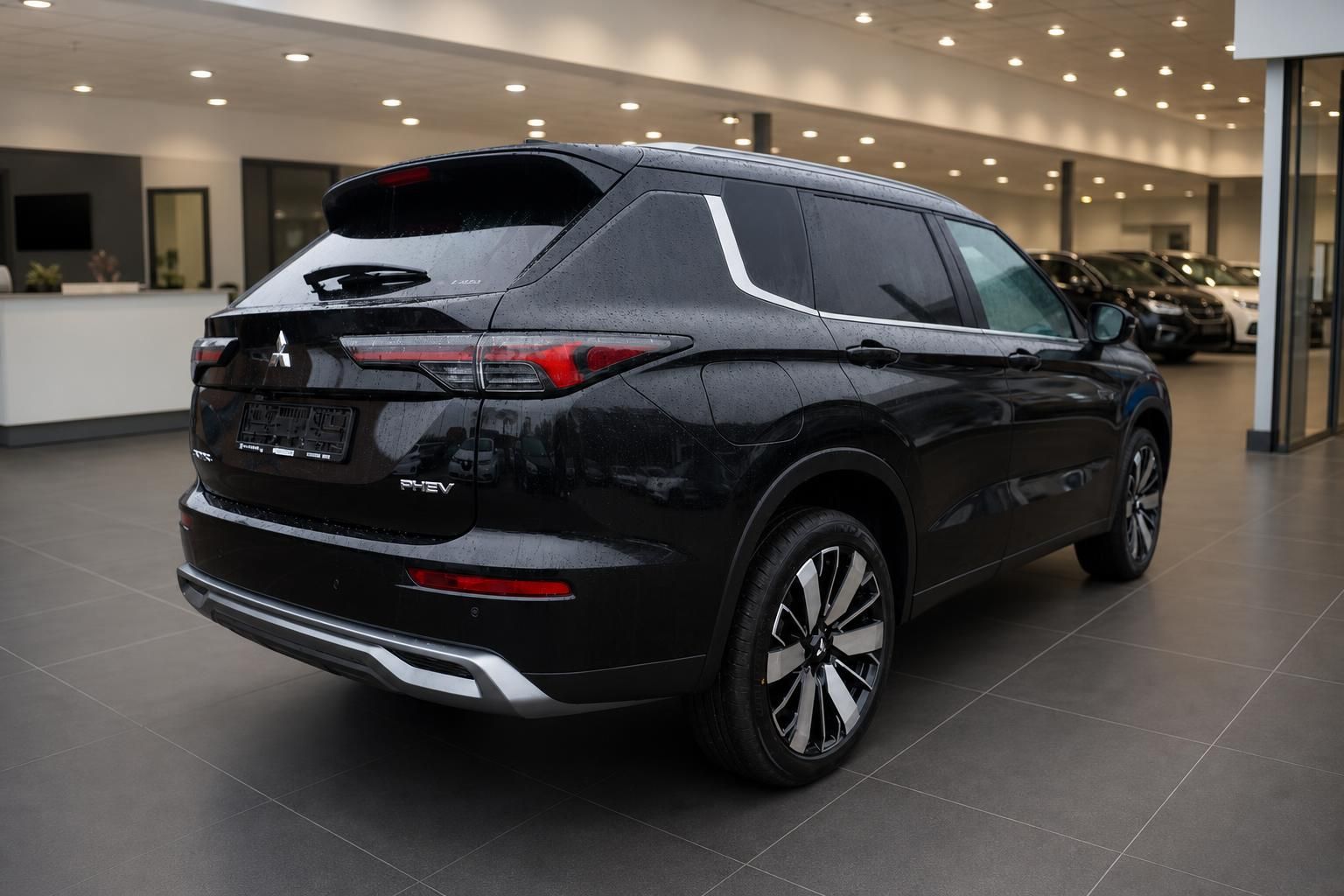 Schwarzer Mitsubishi SUV Heckansicht mit Rücklichtern im Showroom